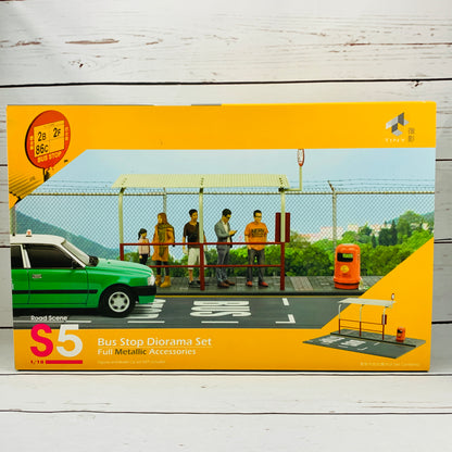Tiny 微影 S5 1/18 Road Scene Bus Stop Diorama Set with Full Metallic Accessories ATS18008