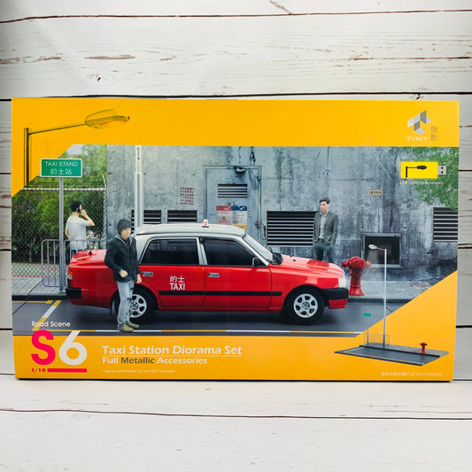 Tiny 微影 S6 1/18 Road Scene Taxi Station Diorama Set with Full Metallic Accessories ATS18009