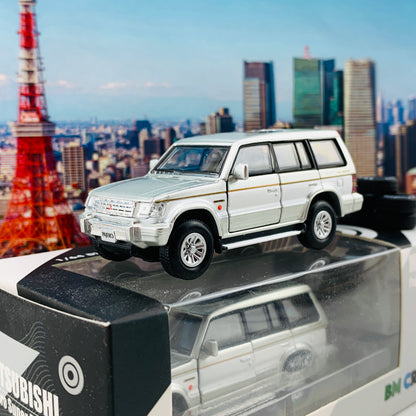 BM Creations JUNIOR 1/64 Mitsubishi Pajero Super Exceed Silver with White Strip RHD 64B0023