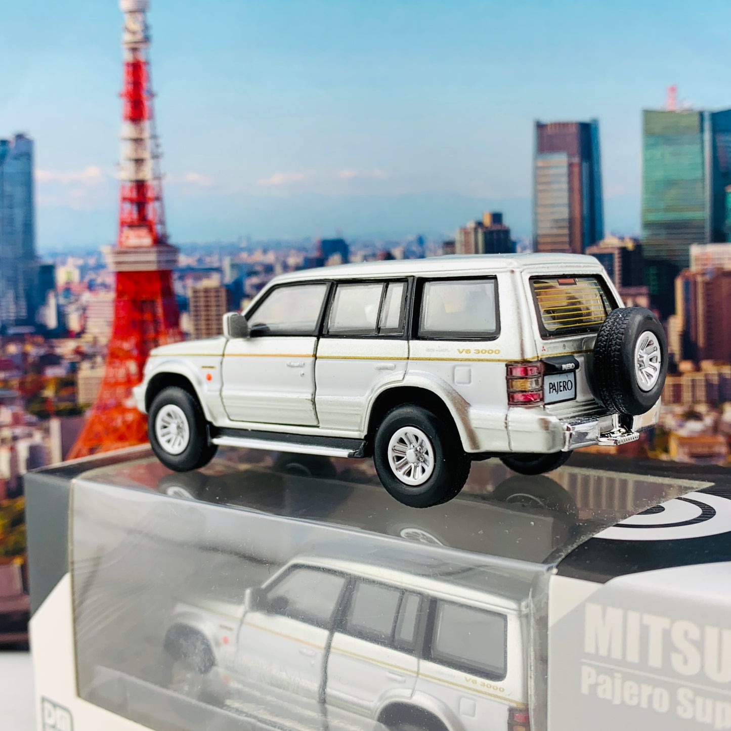BM Creations JUNIOR 1/64 Mitsubishi Pajero Super Exceed Silver with White Strip RHD 64B0023