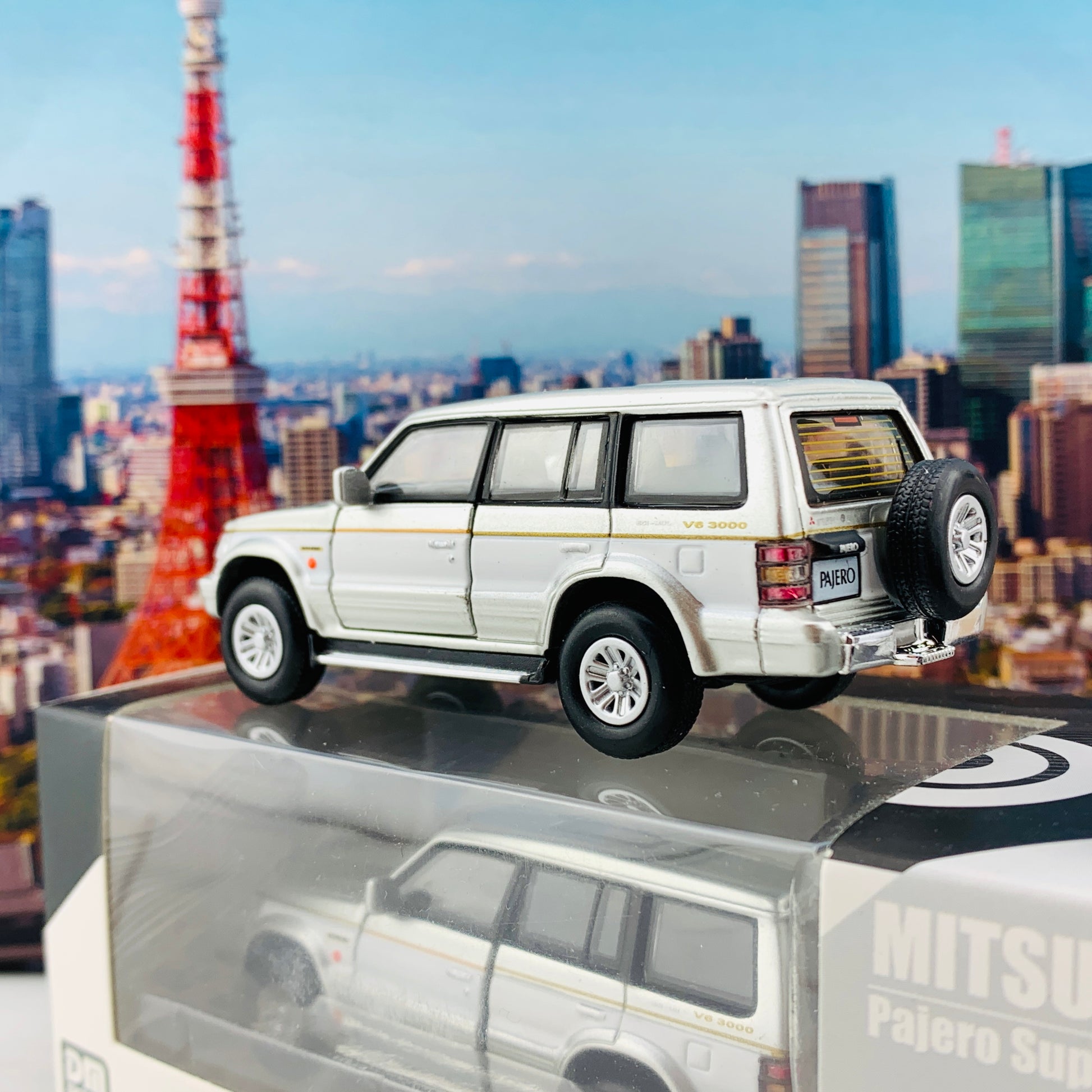 BM Creations JUNIOR 1/64 Mitsubishi Pajero Super Exceed Silver with White Strip RHD 64B0023