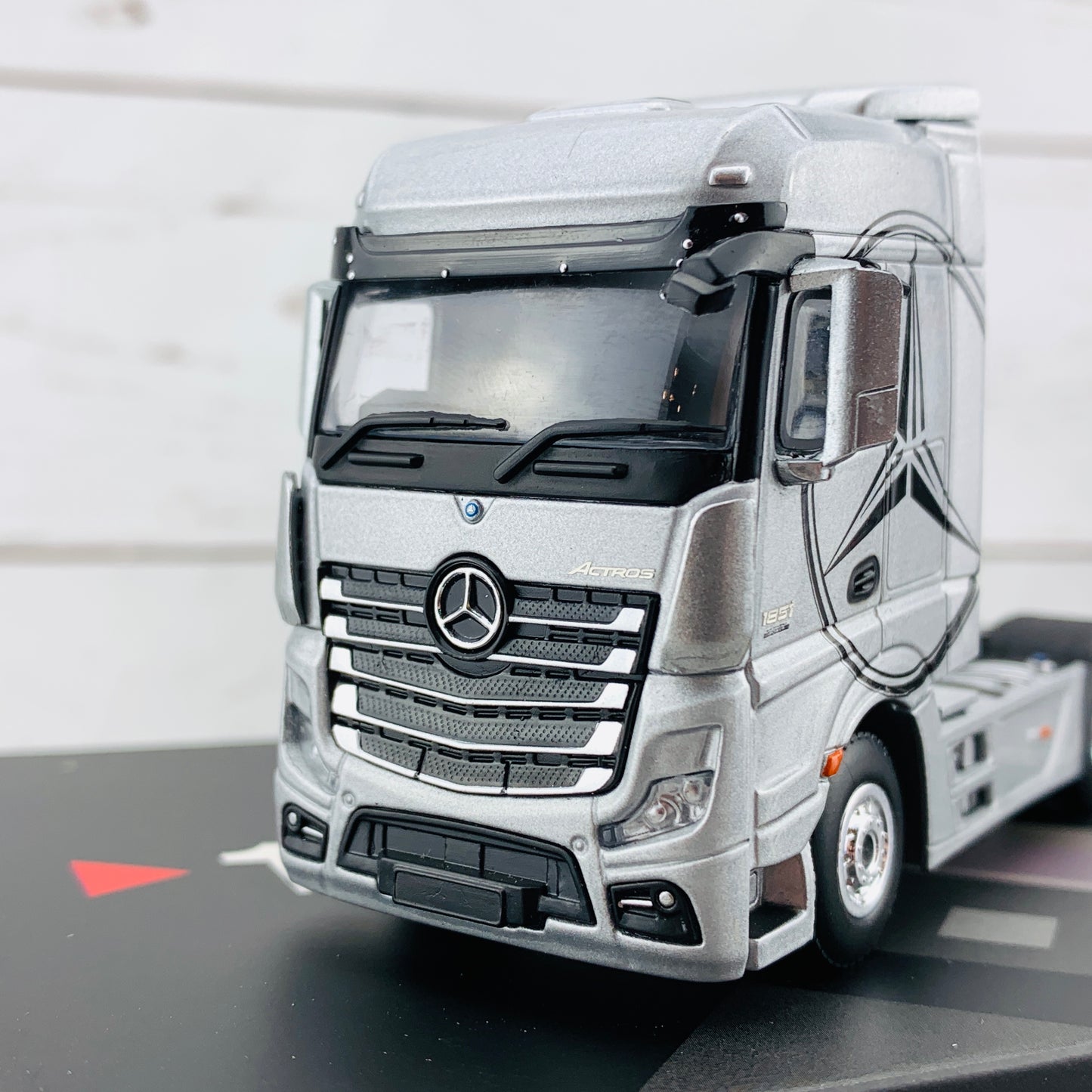 MINI GT 1/64 Mercedes-Benz Actros Silver w/Black Mercedes Logo LHD MGT00139-L