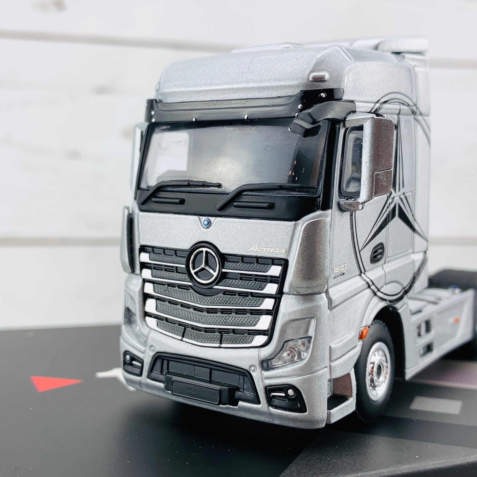 MINI GT 1/64 Mercedes-Benz Actros Silver w/Black Mercedes Logo LHD MGT00139-L