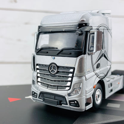 MINI GT 1/64 Mercedes-Benz Actros Silver w/Black Mercedes Logo LHD MGT00139-L
