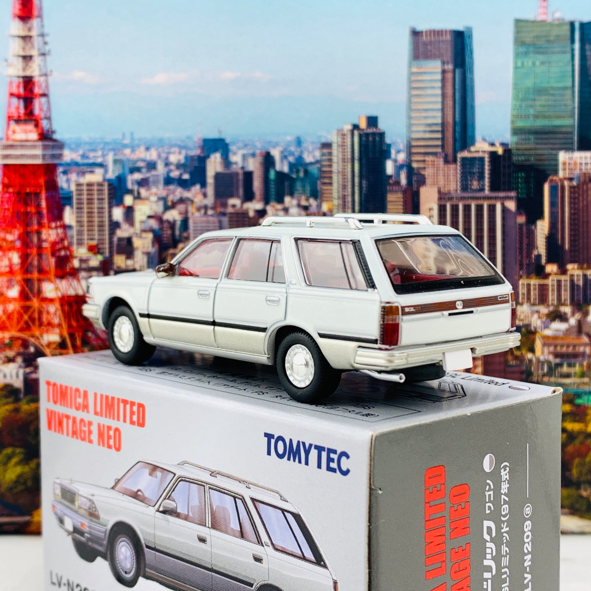 Tomytec Tomica Limited Vintage Neo 1/64 Nissan Cedric Wagon V20E SGL Limited WHITE/SILVER LV-N209a
