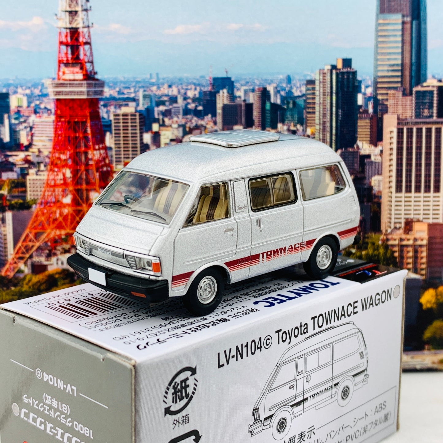 Tomytec Tomica Limited Vintage Neo 1/64 Town Ace Wagon 1800 Grand Extra (1981) Silver LV-N104c