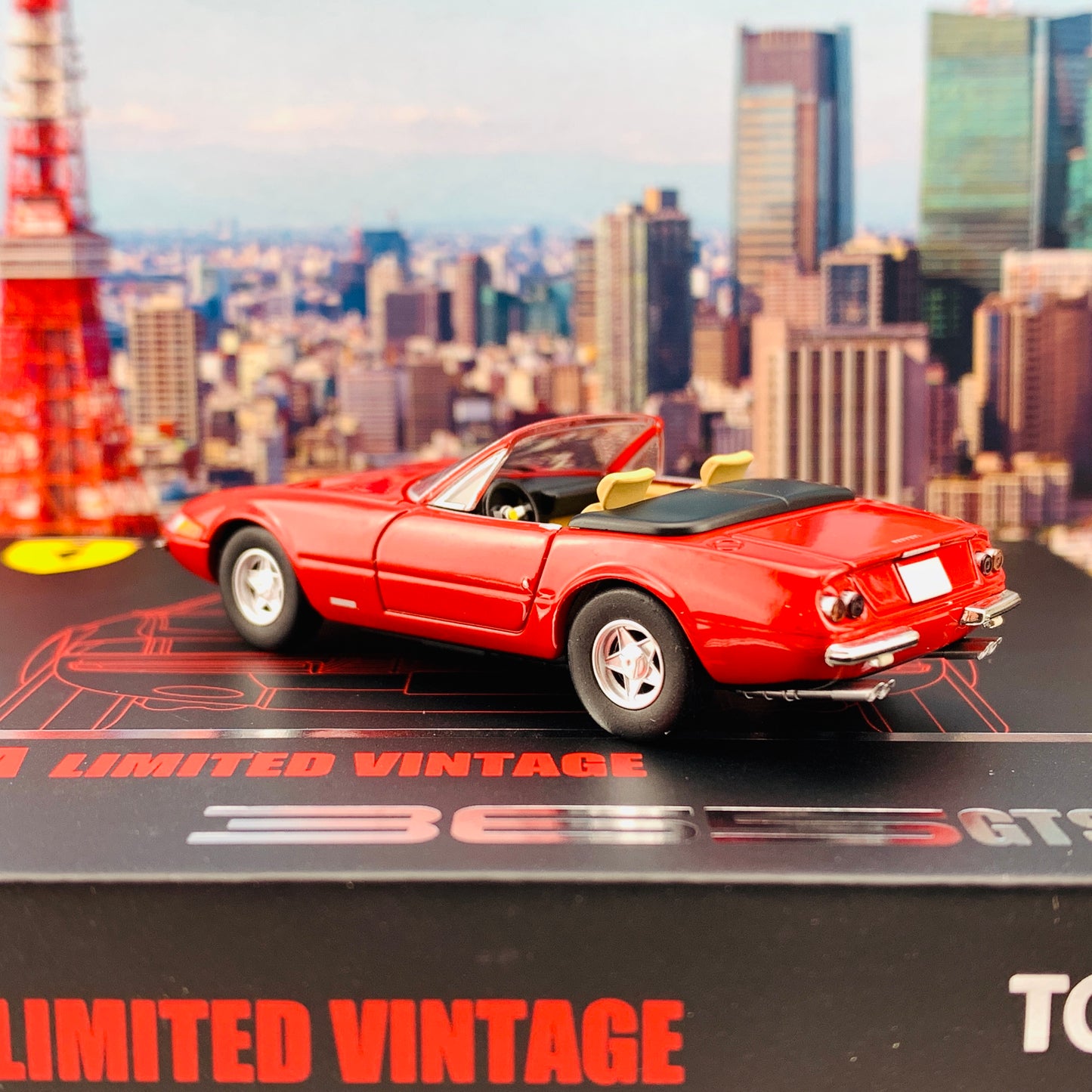 Tomytec Tomica Limited Vintage Neo 1/64 Ferrari 365 GTS4 (RED
