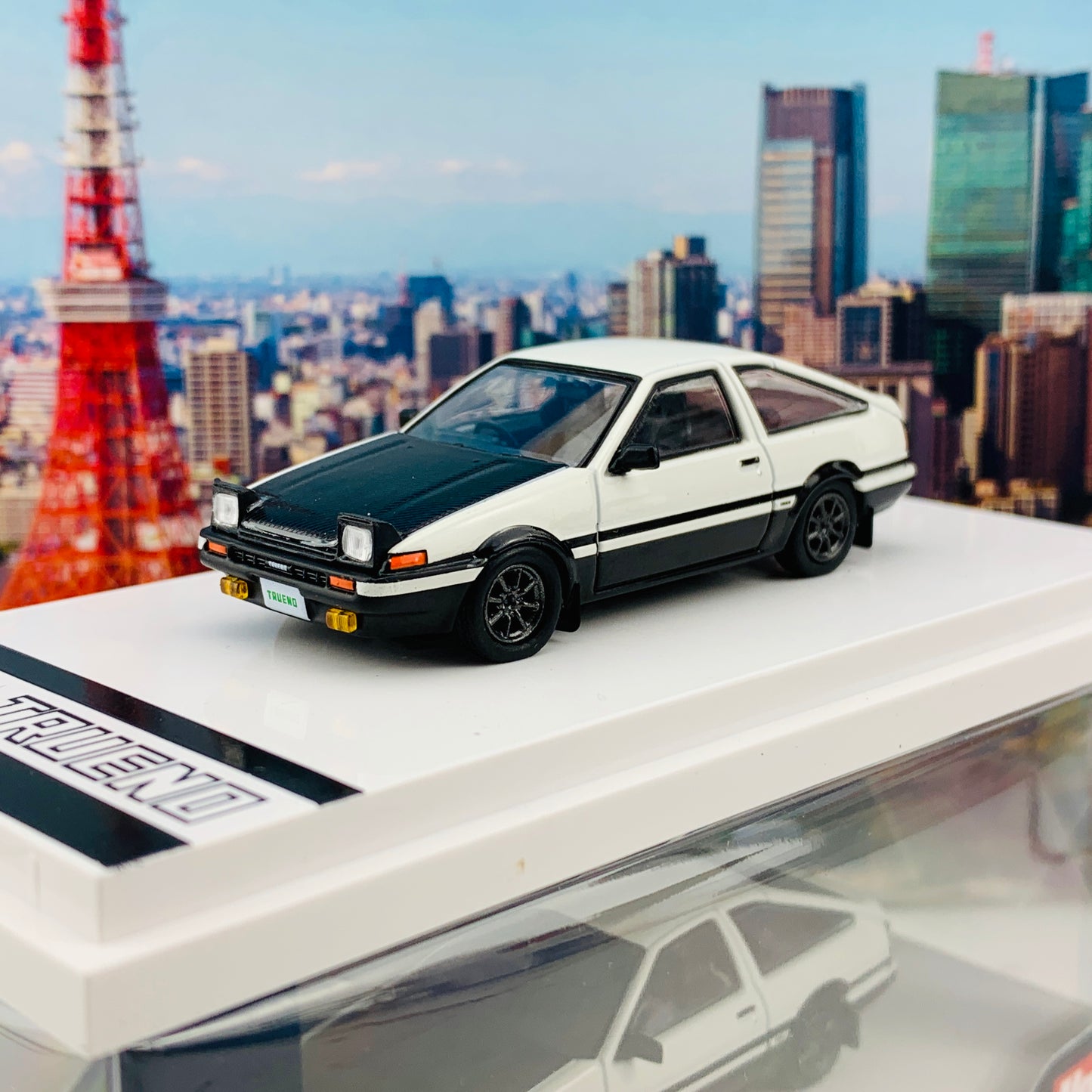 HOBBY JAPAN 1/64 Toyota Sprinter Trueno GT Apex AE86 Customized Version with Carbon Bonnet & Opened Headlight White/Black HJ641008LCWK