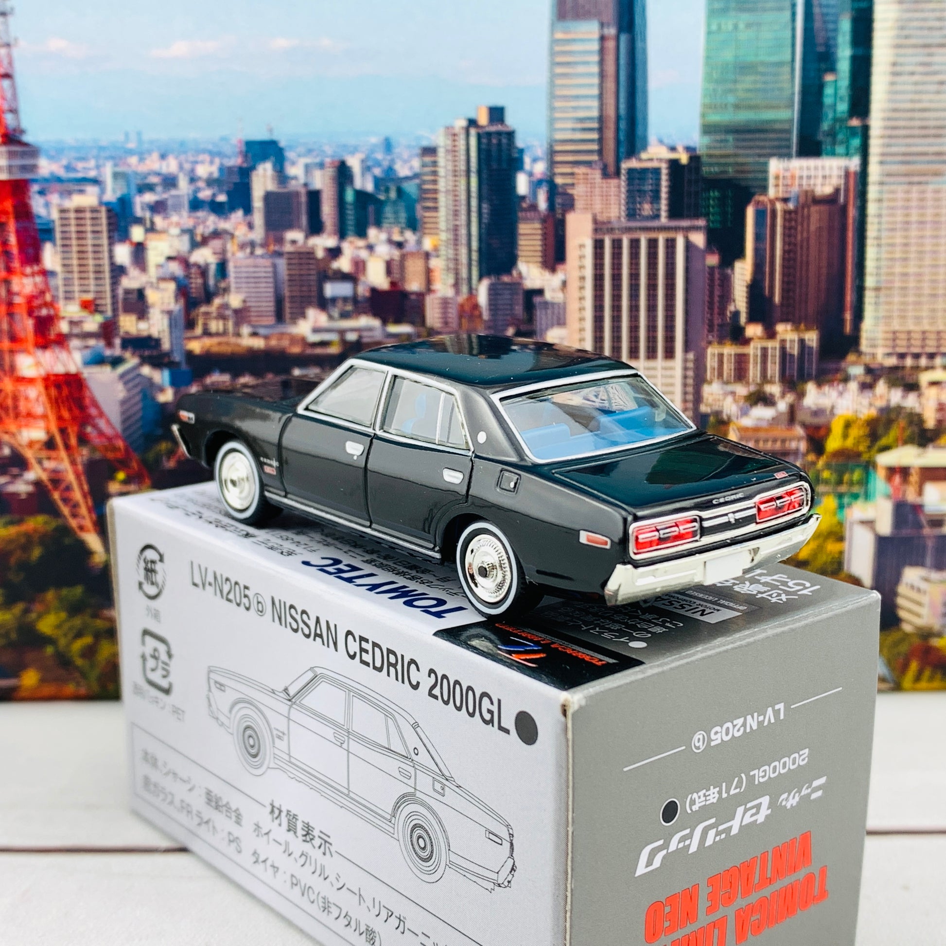 Tomytec Tomica Limited Vintage Neo 1/64 Nissan Cedric 2000GL 1971 (Black) LV-N205b