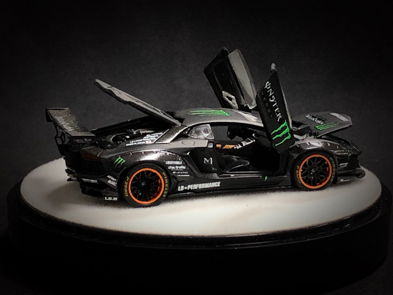 PREORDER PEAKO64 x PGM 1/64 LB 700 Aventador wit ROUND turntable and container PGM-640402B (Approx. Release Date : Aug 2021 subject to manufacturer's final decision)