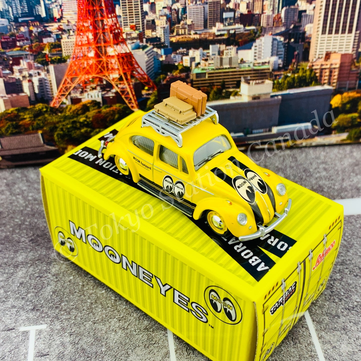 Tarmac Works x Schuco COLLAB64 1/64 Volkswagen Beetle Mooneyes with roof rack and suitcases T64S-006-ME1