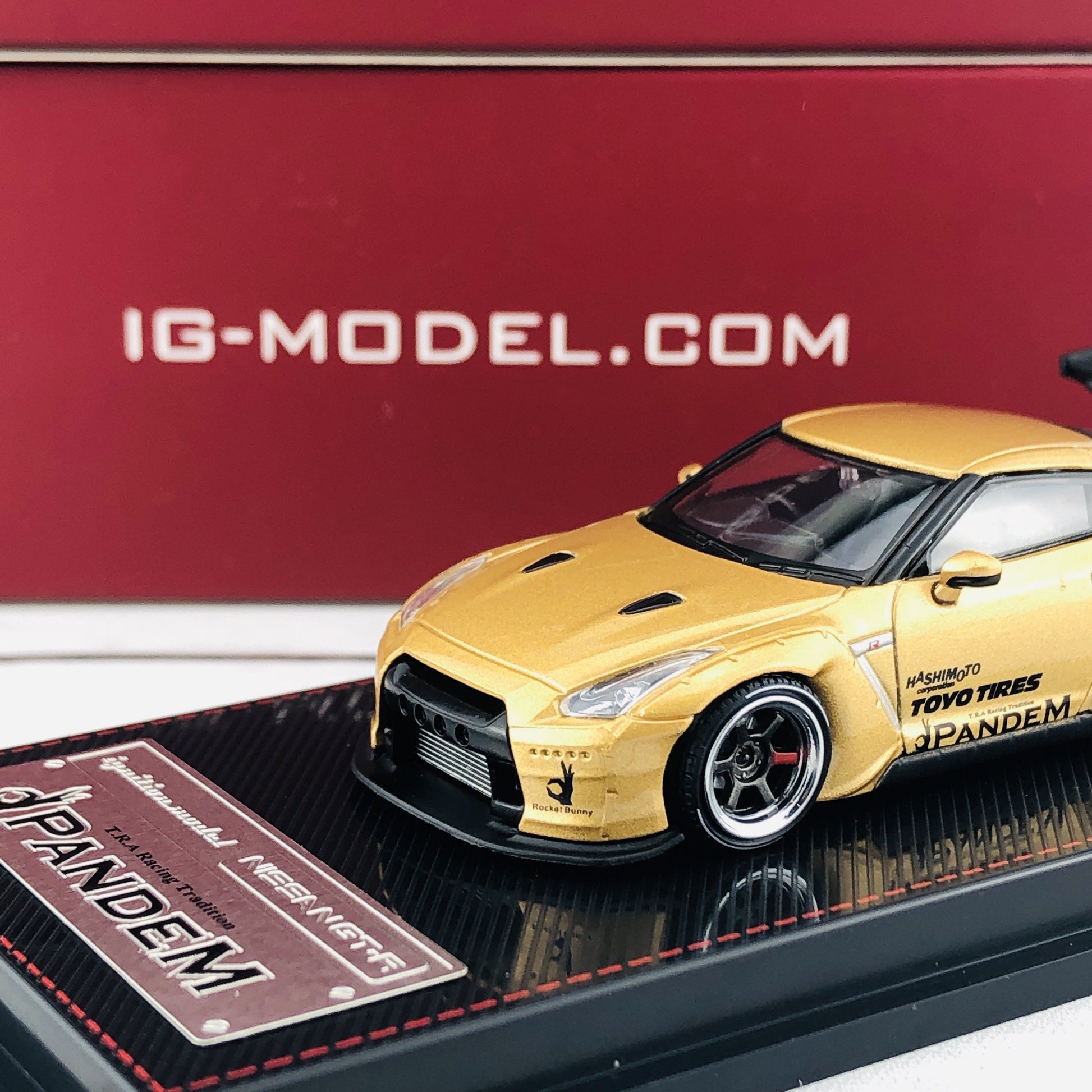 Ignition Model 1/64 Pandem R35 GTR Gold 1744