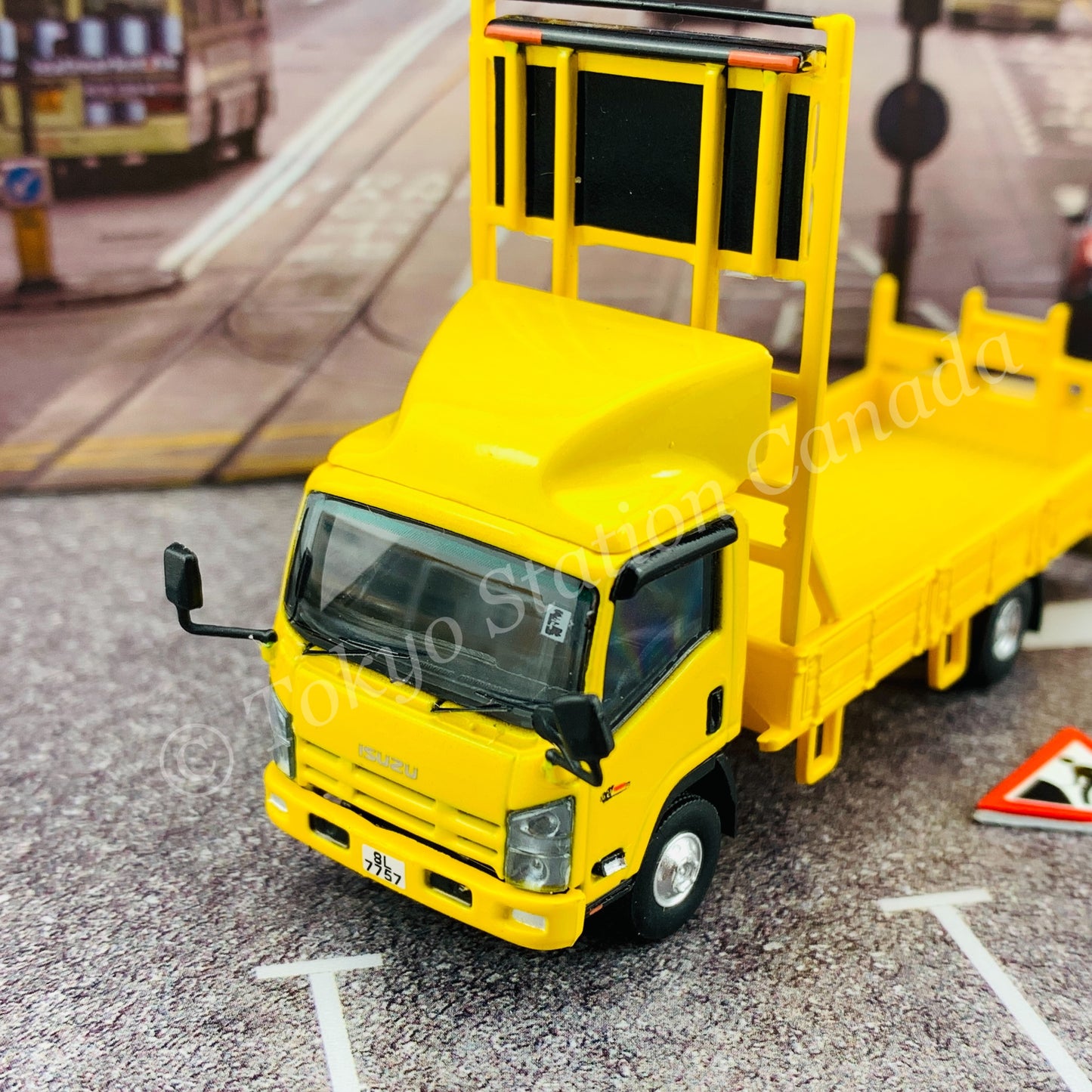 Model 1 1/76 ISUZU N-SERIES Road Work Vehicle 修路箭嘴工程車 T33606