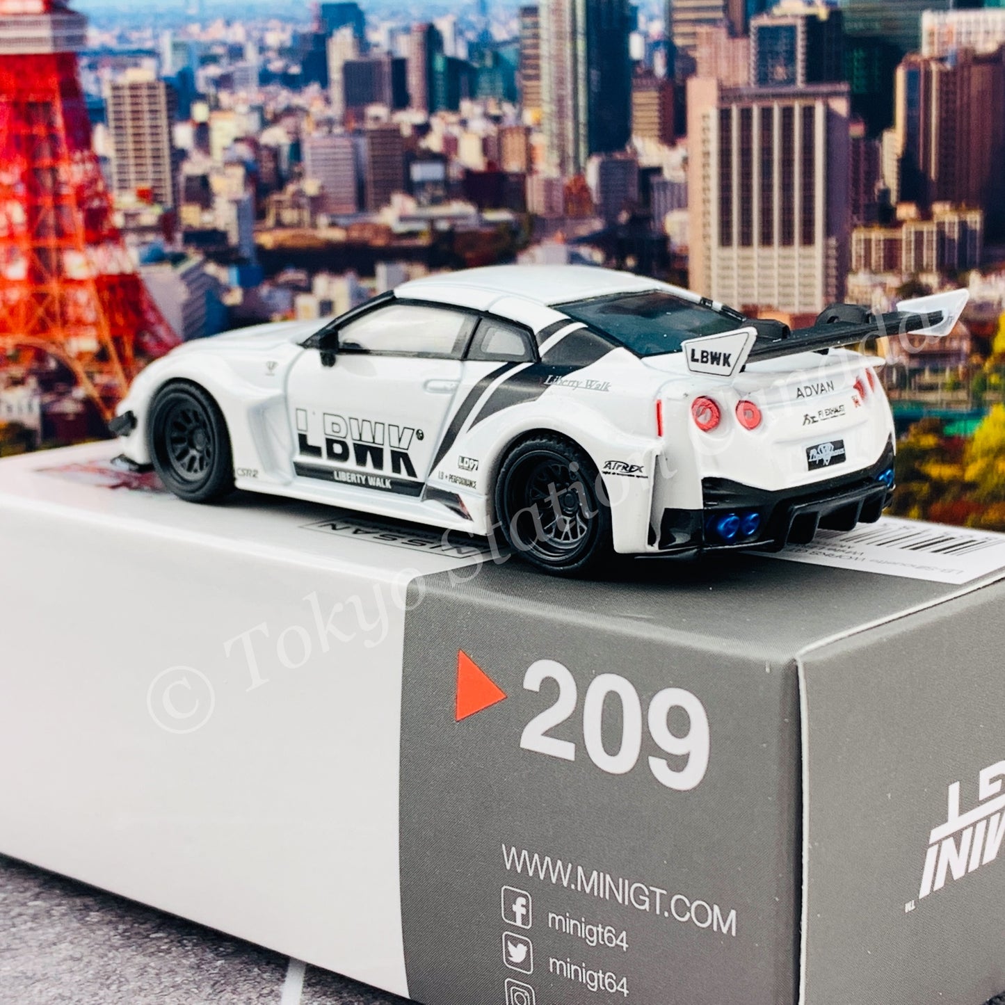 MINI GT 1/64 LB-Silhouette WORKS GT NISSAN 35GT-RR  Ver.2  White LBWK RHD MGT00209-R