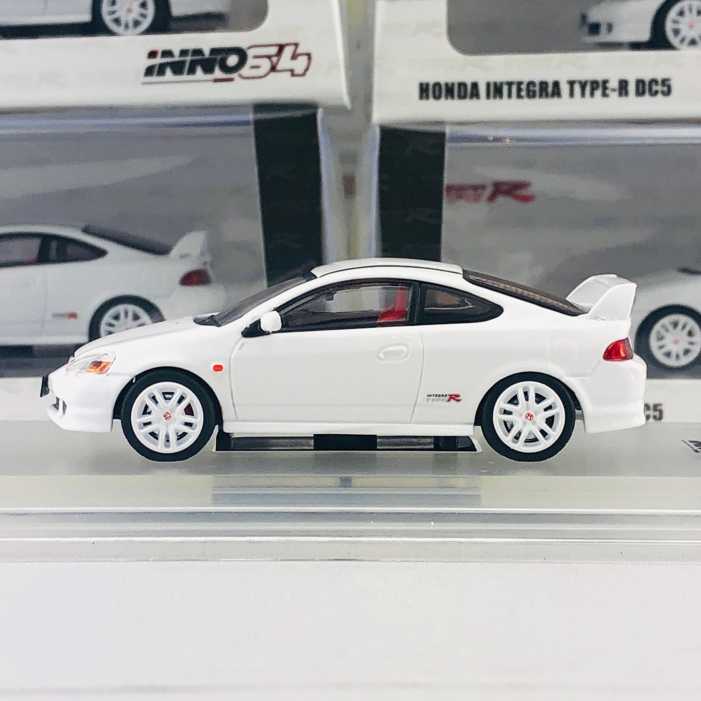 INNO64 1/64 Honda Integra Type-R DC5 White IN64-DC5-WHI