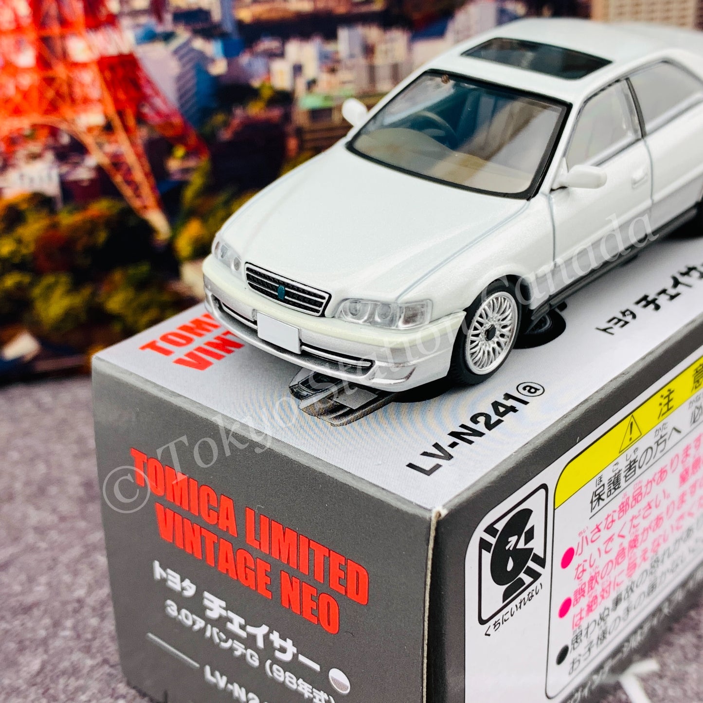 Tomytec Tomica Limited Vintage Neo 1/64 Toyota Chaser 3.0 Avante G (white / silver) LV-N241a