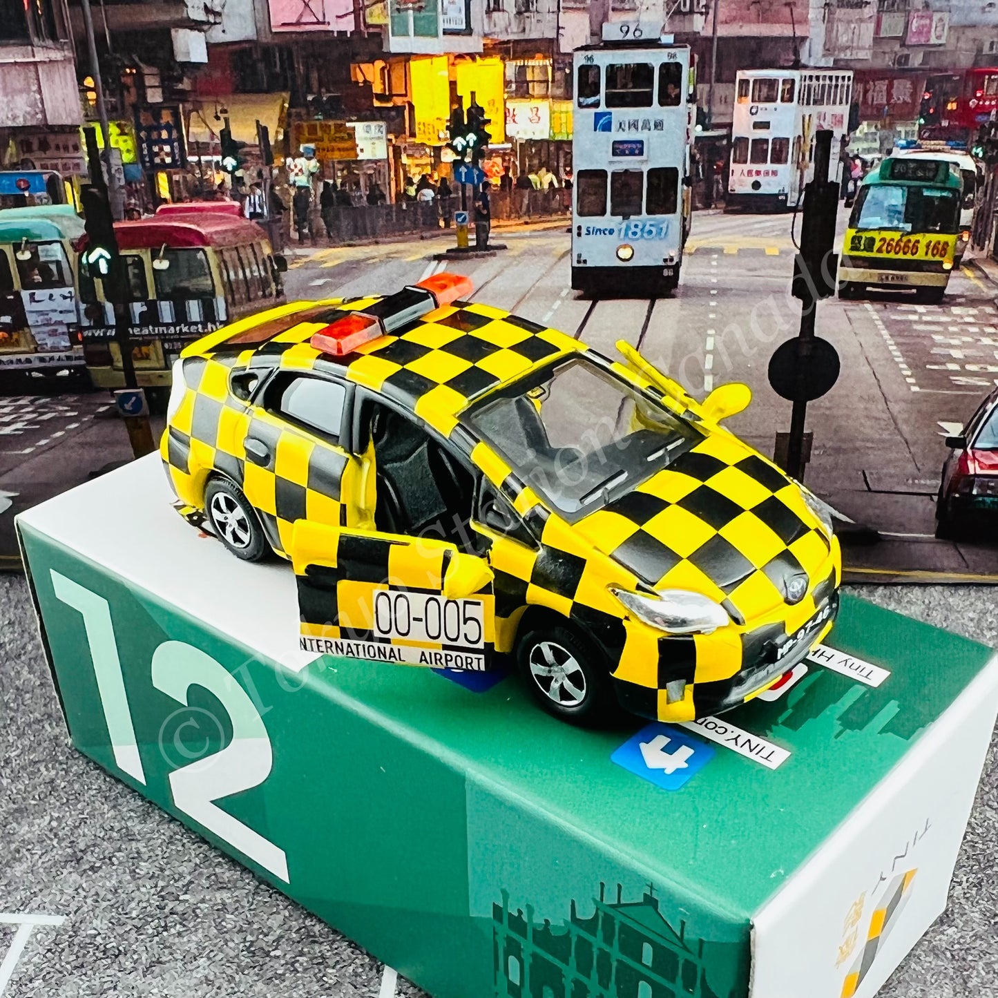 TINY 微影 MC12 Toyota Prius Macau Airport ATC64631