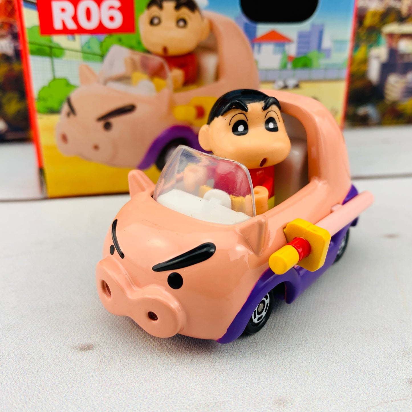 Dream TOMICA RIDE ON R06 Crayon Shinchan x Buriburizaemon Car