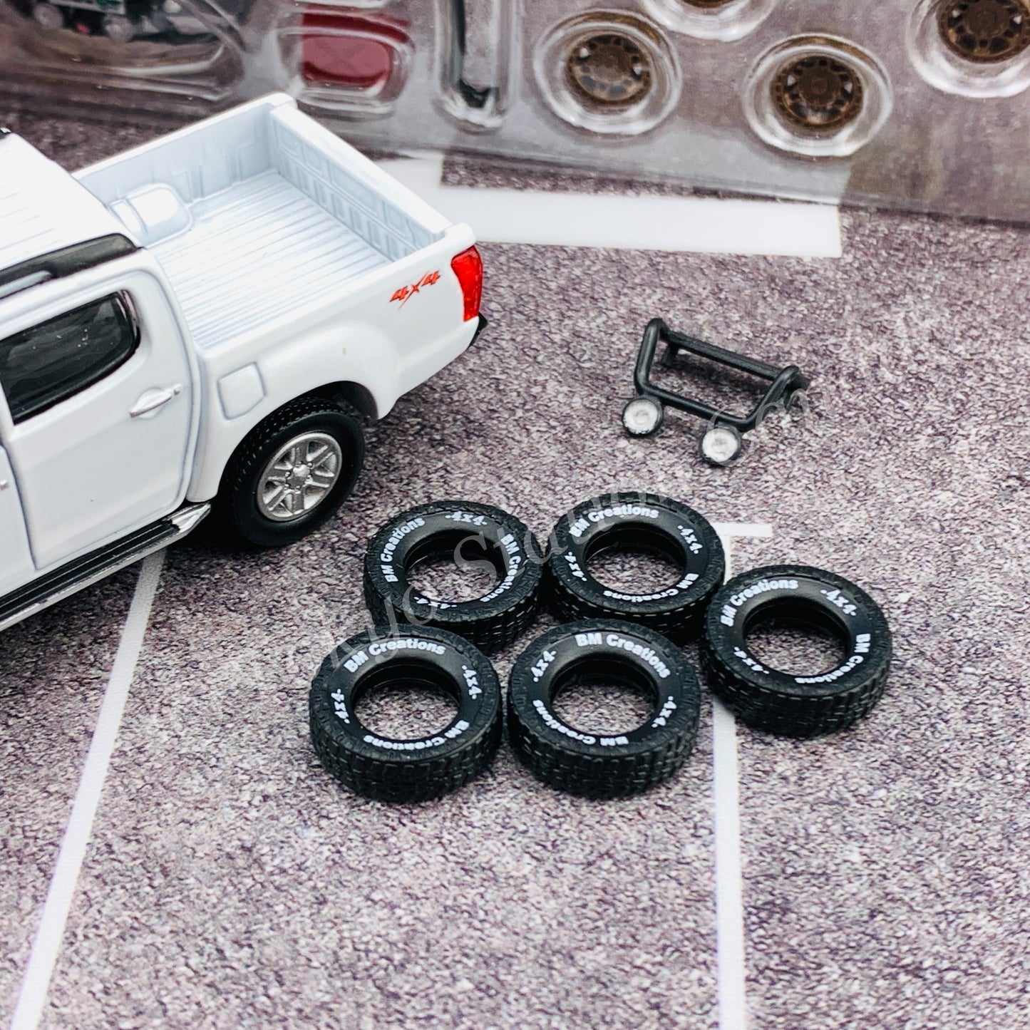 BM CREATIONS JUNIOR 1/64 ISUZU 2016 D-MAX White with Accessory Pack LHD 64B0107