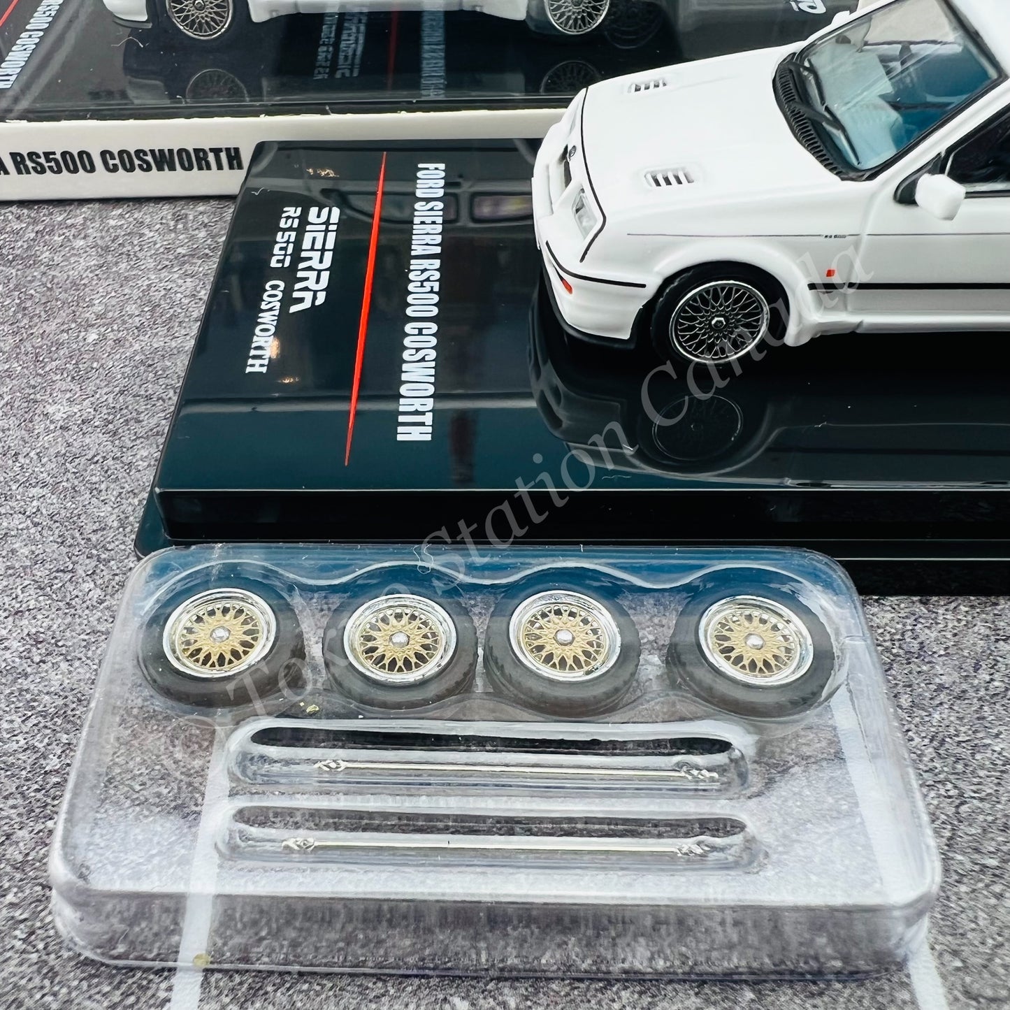 INNO64 1/64 FORD SIERRA RS500 COSWORTH 1986 Diamont White W/Extra Wheels IN64-RS500-DIWH