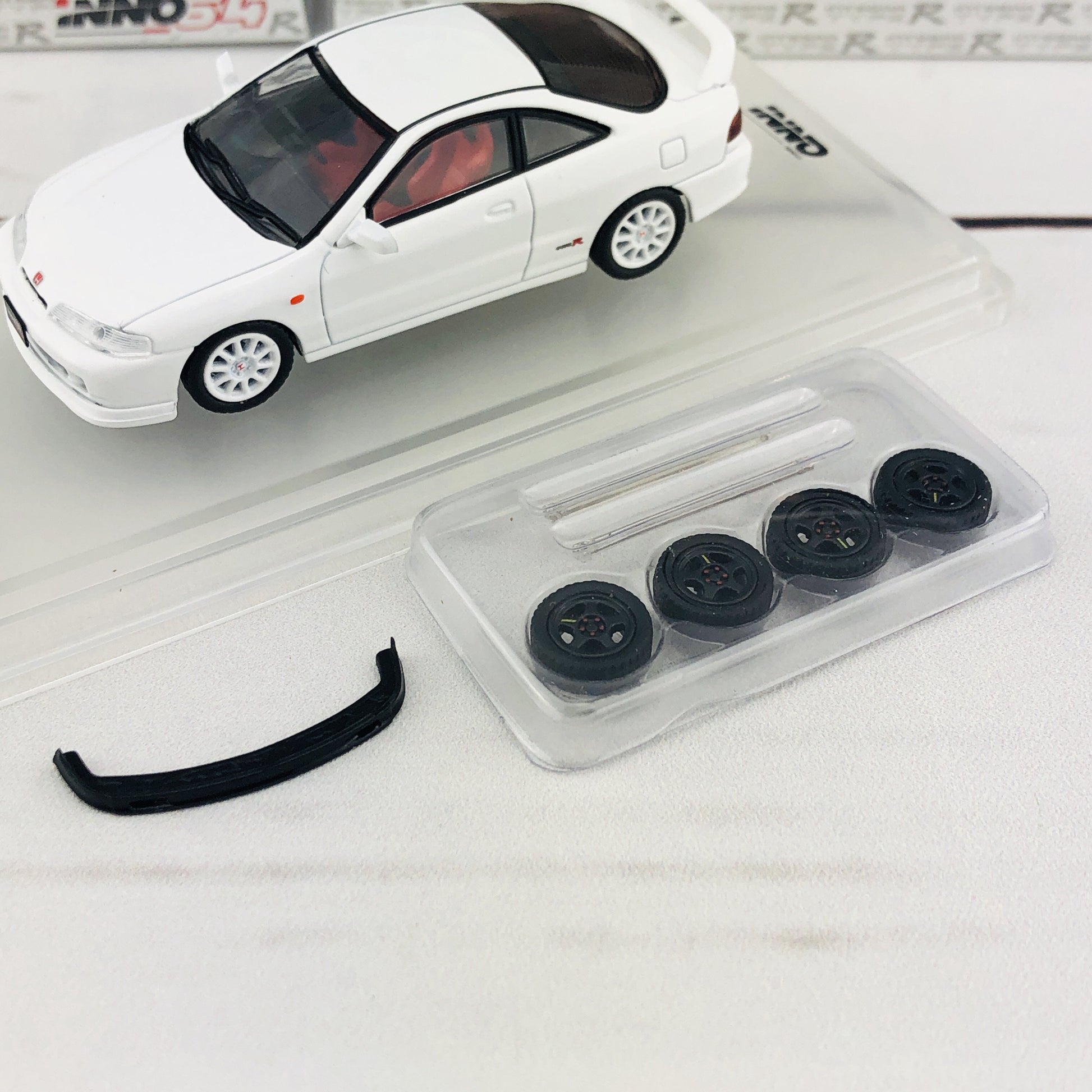 INNO64 1/64 Honda Integra Type-R DC2 White IN64-DC2-WHI