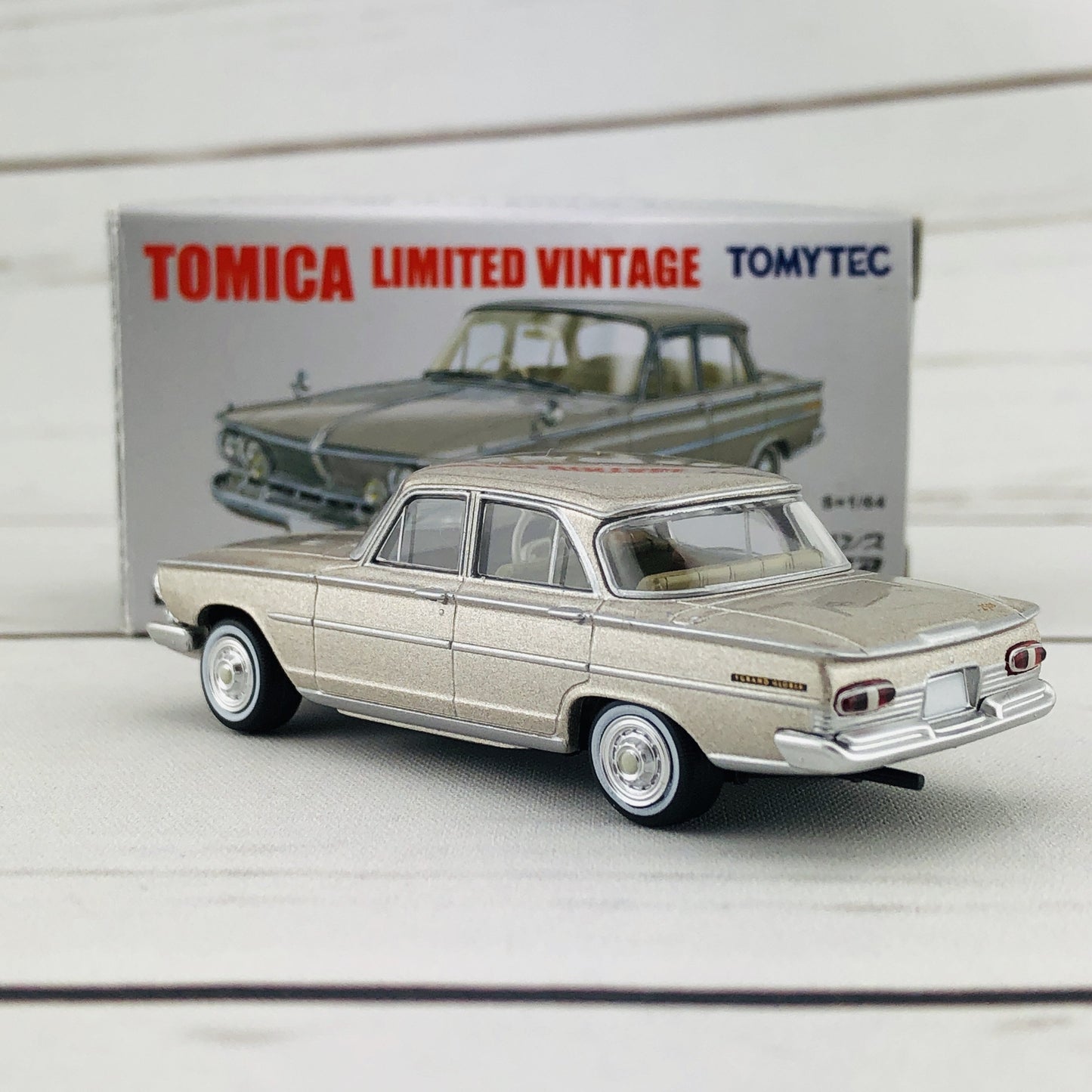 Tomica Limited Vintage 1/64 Nissan Prince Gloria (1964) LV-175b