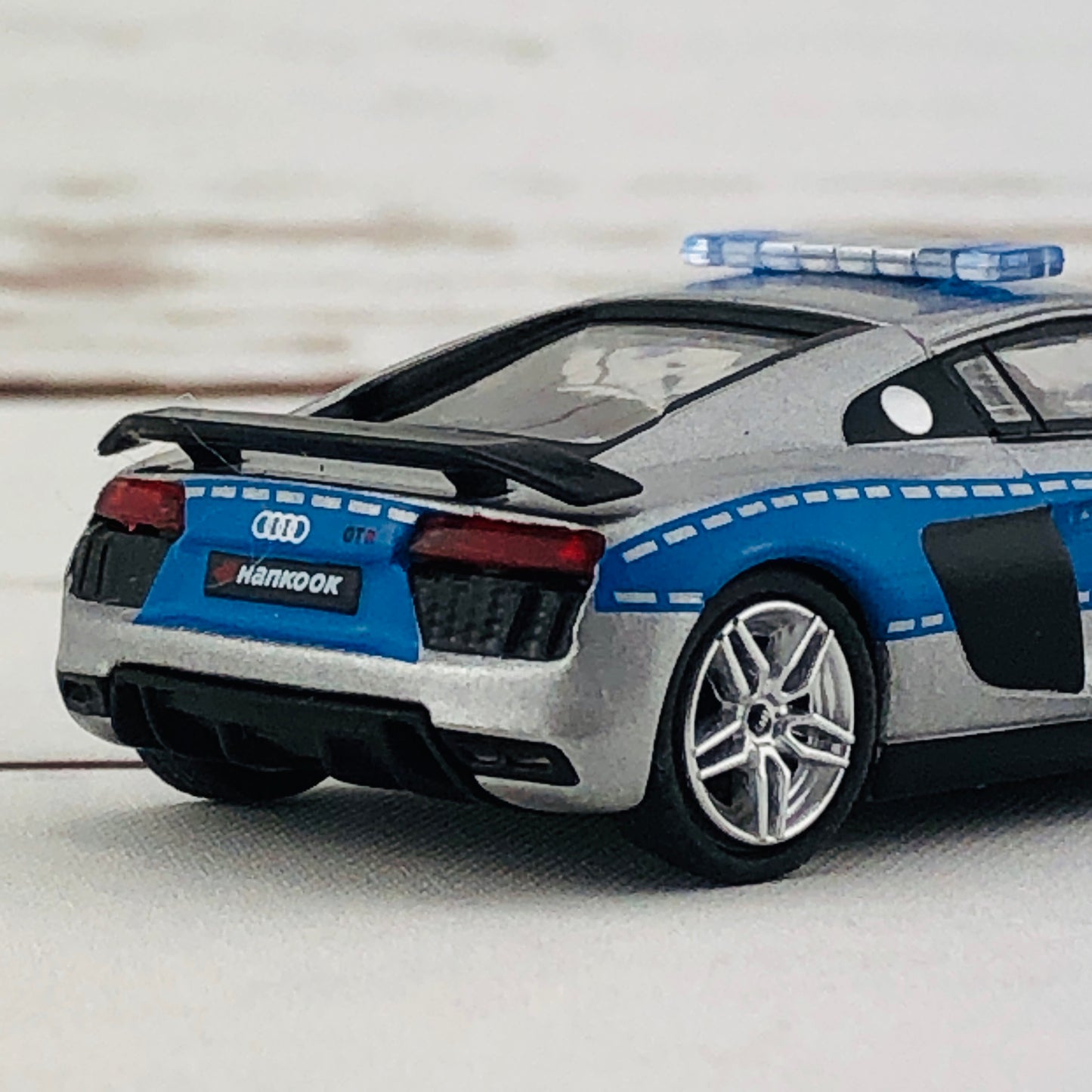Tarmac Works GLOBAL64 1/64 Audi R8 V10 Plus - German Polizei