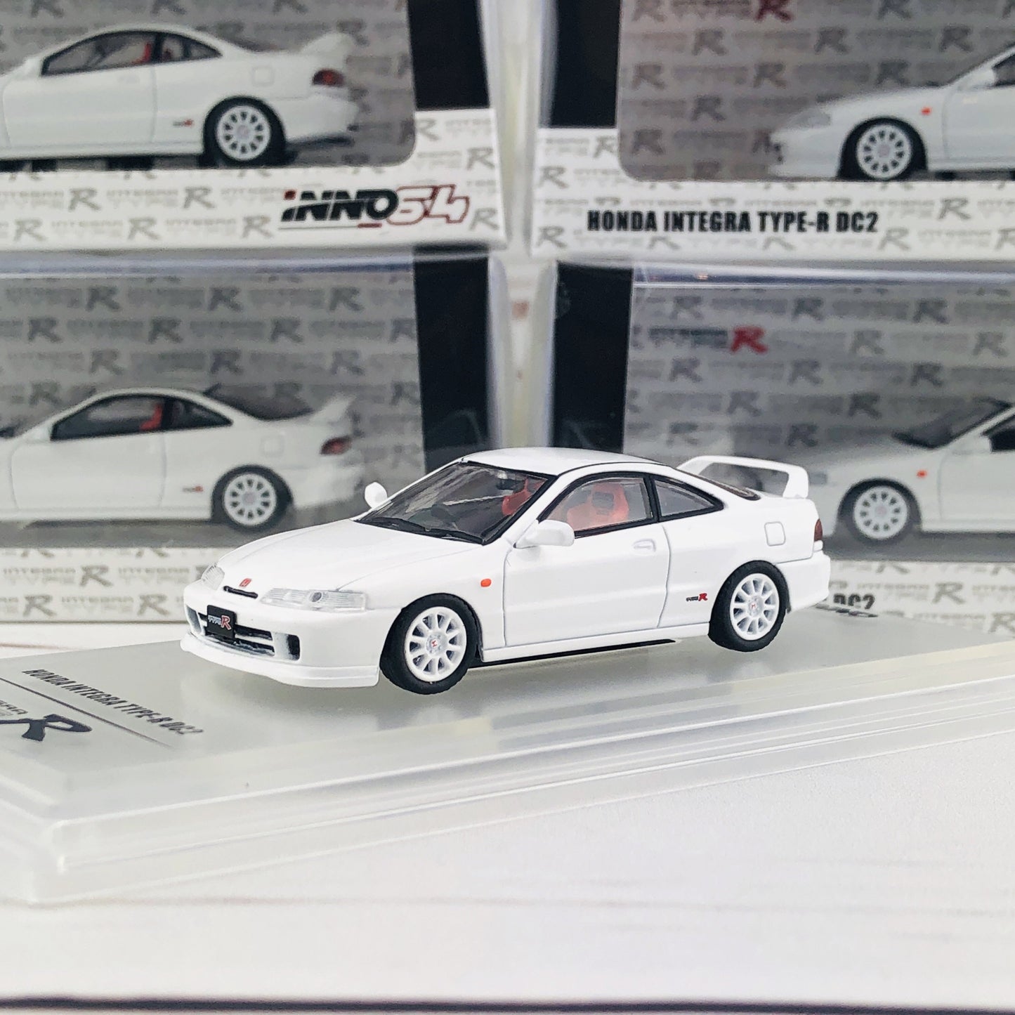 INNO64 1/64 Honda Integra Type-R DC2 White IN64-DC2-WHI