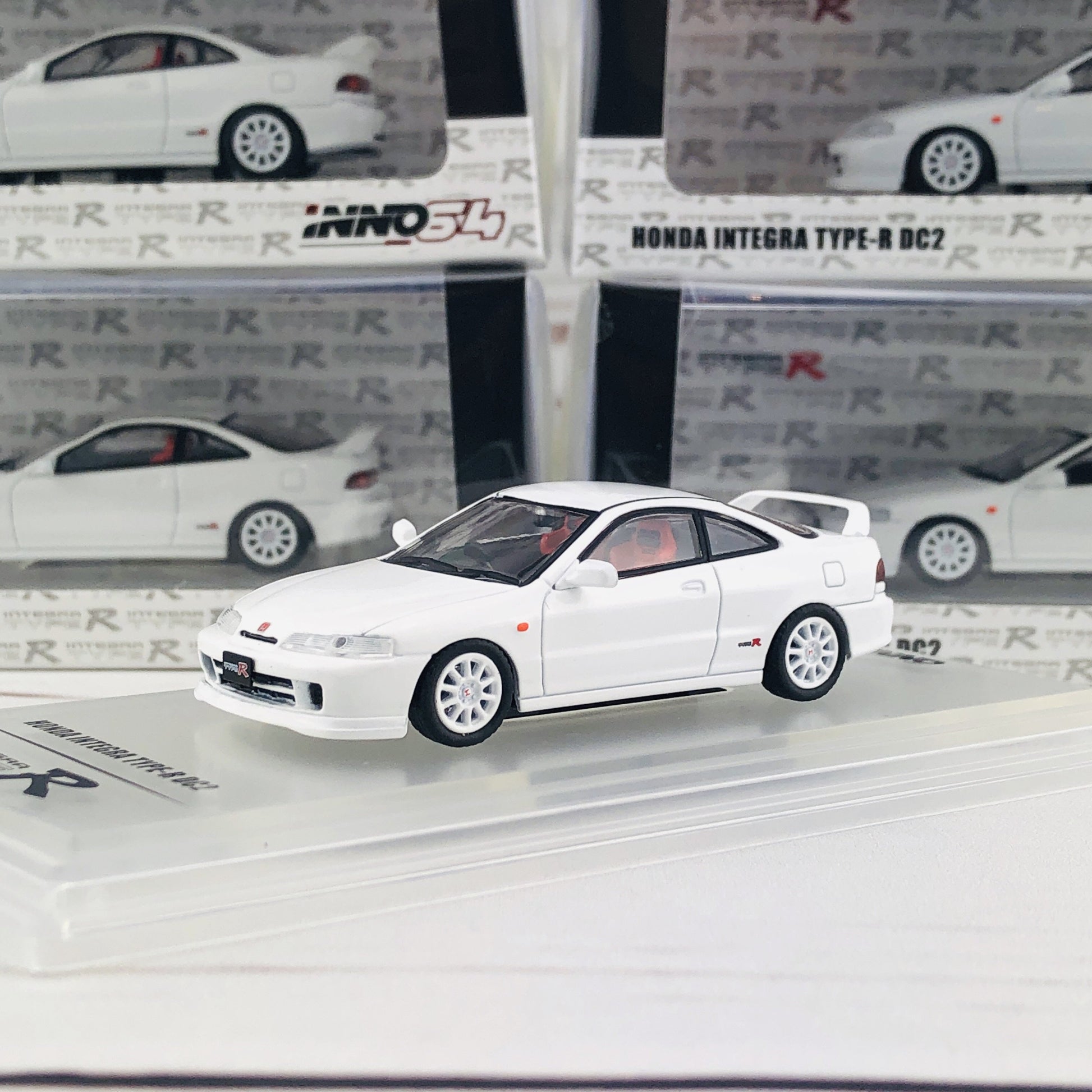 INNO64 1/64 Honda Integra Type-R DC2 White IN64-DC2-WHI