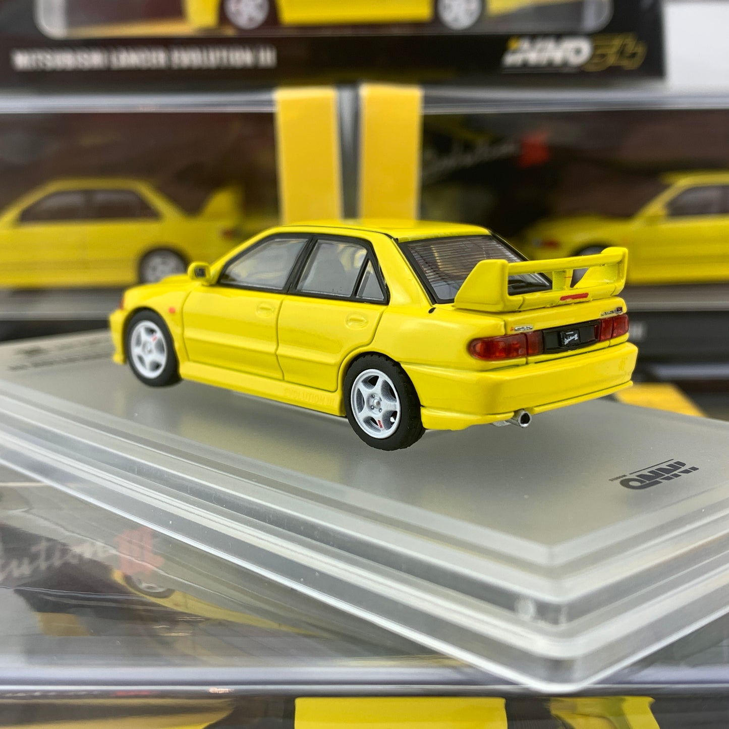 INNO64 1/64 MITSUBISHI LANCER EVOLUTION III 1995 Yellow Whith Separate bonnet carbon decals and Extra wheels IN64-EVO3-YL
