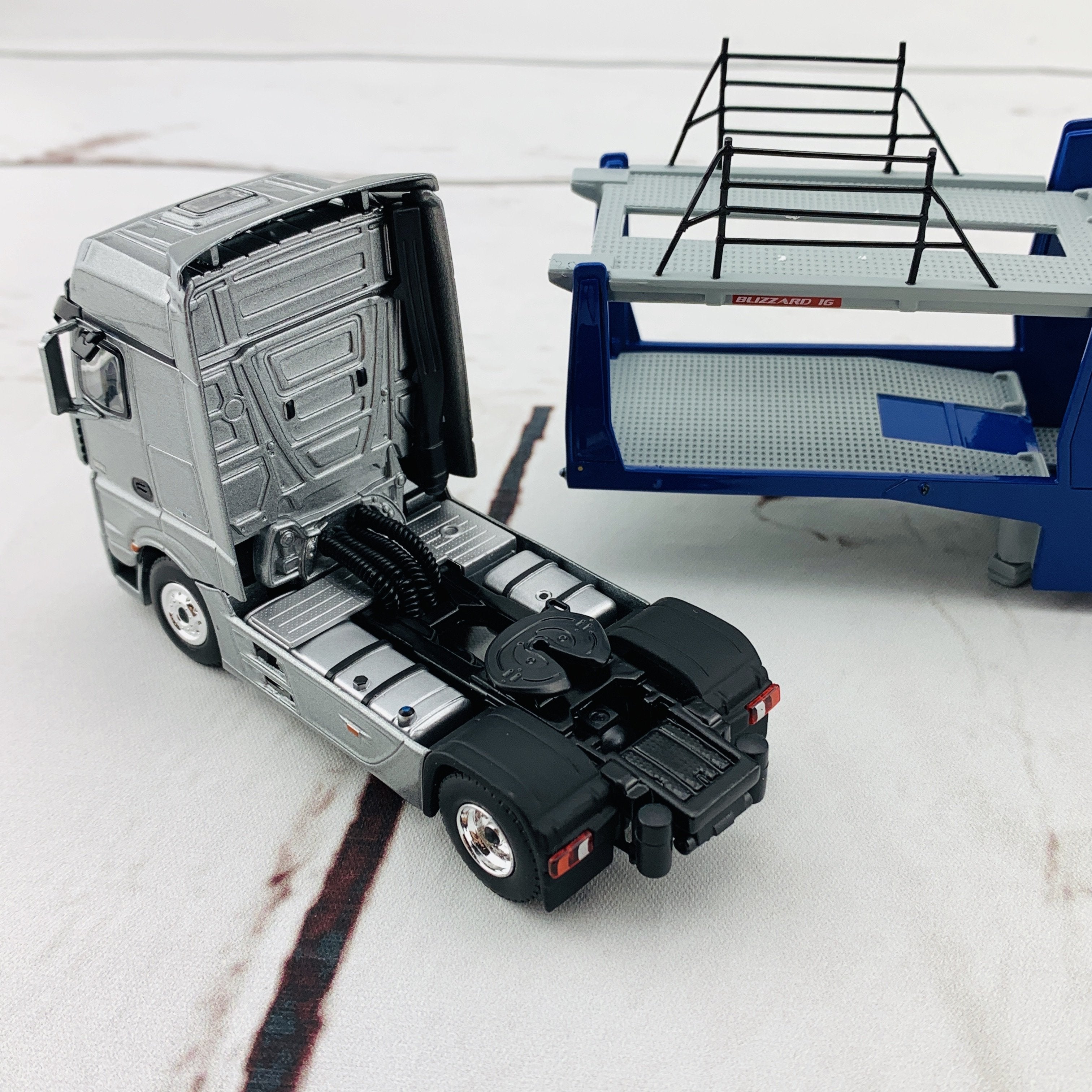 MINI GT 1/64 Mercedes-Benz Actros With Car Carrier Trailer LHD