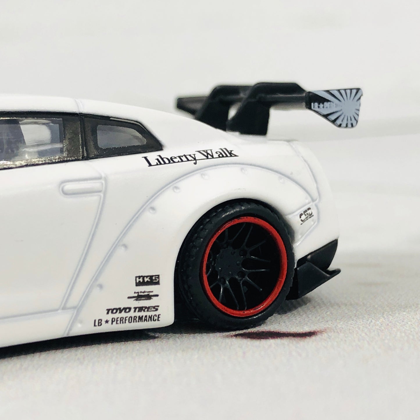 MINI GT LIBERTYWALK LB★WORKS Nissan GTR (R35) Matte White - RHD MGT00009-R