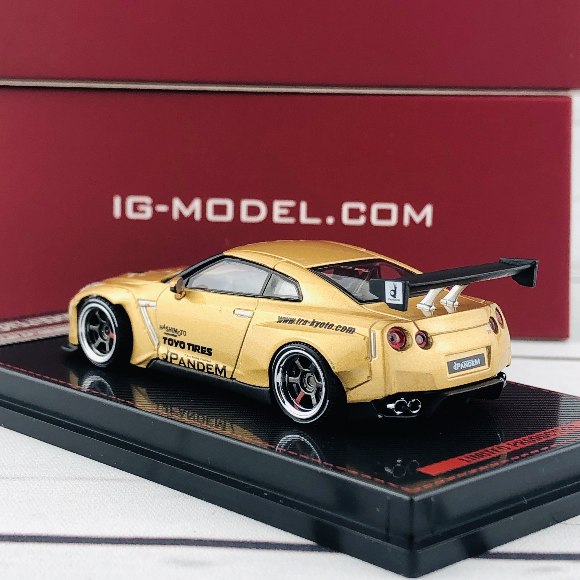 Ignition Model 1/64 Pandem R35 GTR Gold 1744