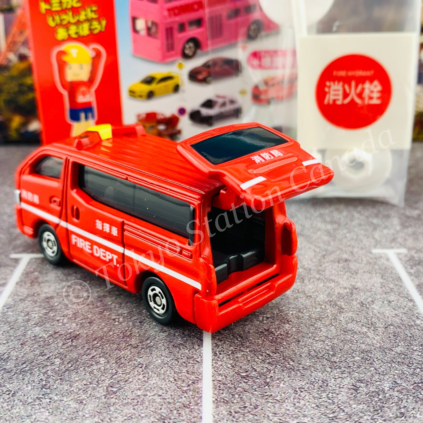 TAKARA TOMY A.R.T.S TOMICA Sign Set #7 - Nissan NV350 Caravan Fire Command Car with a road sign stand