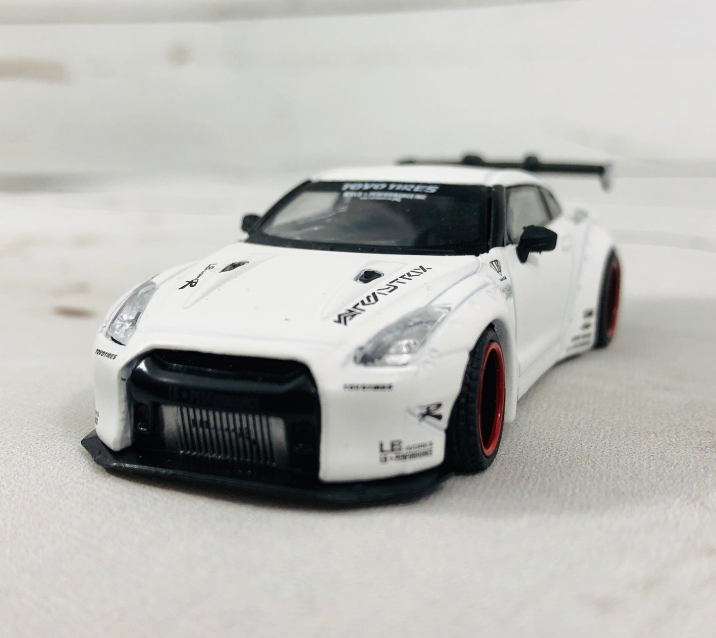 MINI GT LIBERTYWALK LB★WORKS Nissan GTR (R35) Matte White - RHD MGT00009-R