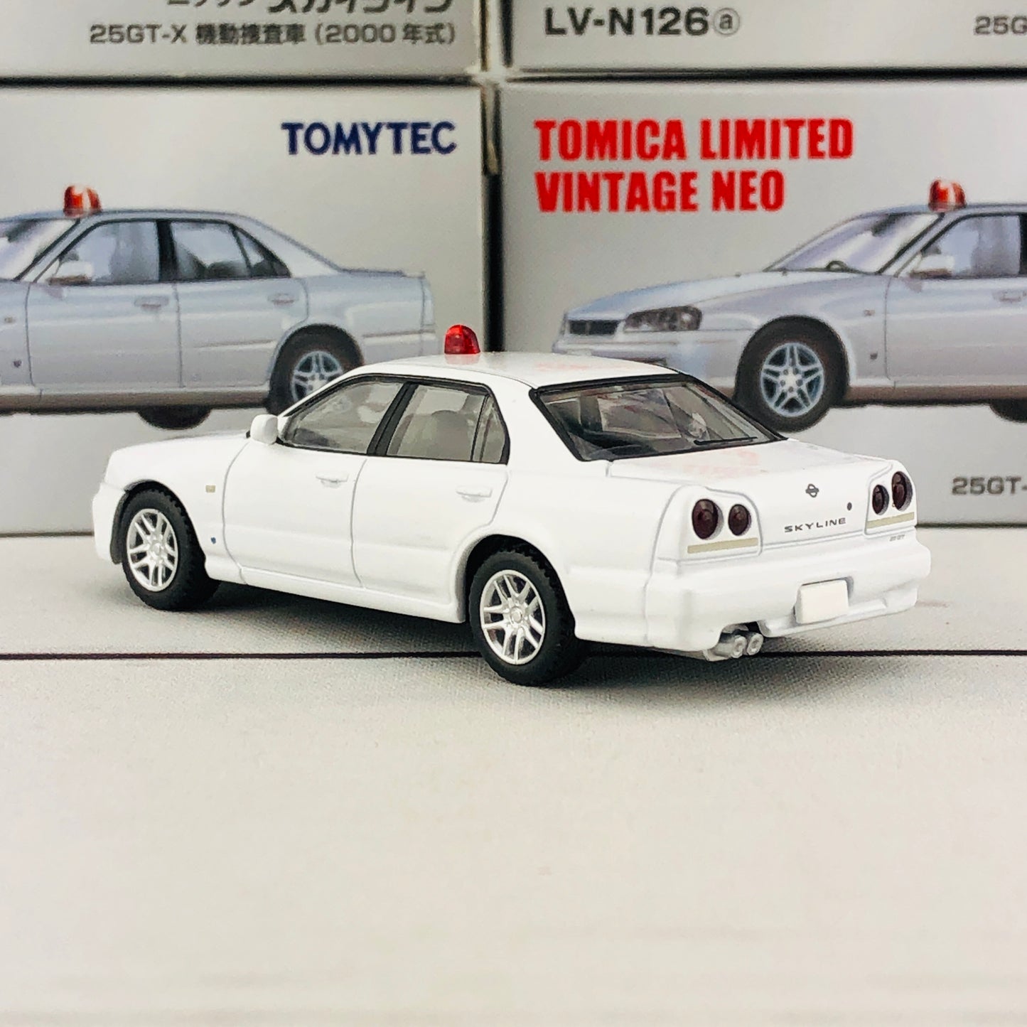 Tomica Limited Vintage 1/64 Nissan Skyline 25GT-X LV-N126a (2000)