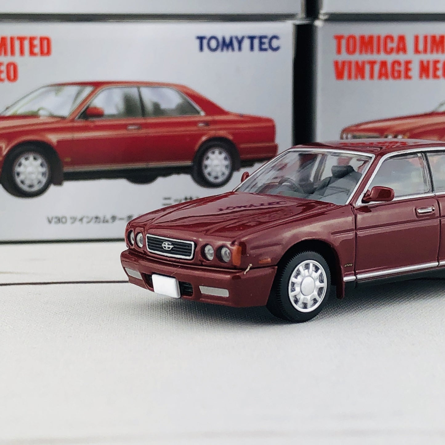 Tomica Limited Vintage 1/64 Nissan Gloria Gran Turismo Ultima (1991) LV-N183b