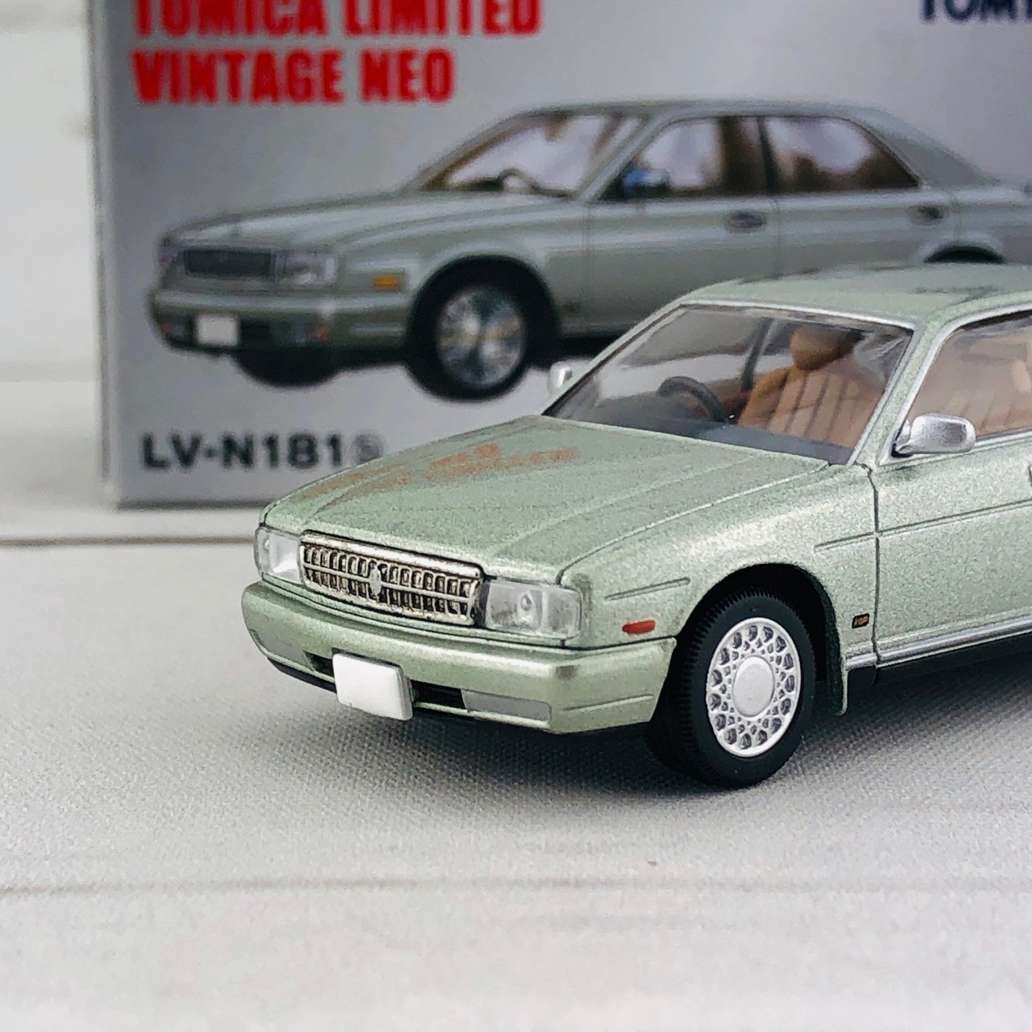 Tomica Limited Vintage 1/64 Nissan Cedric Brougham VIP LV-N181b