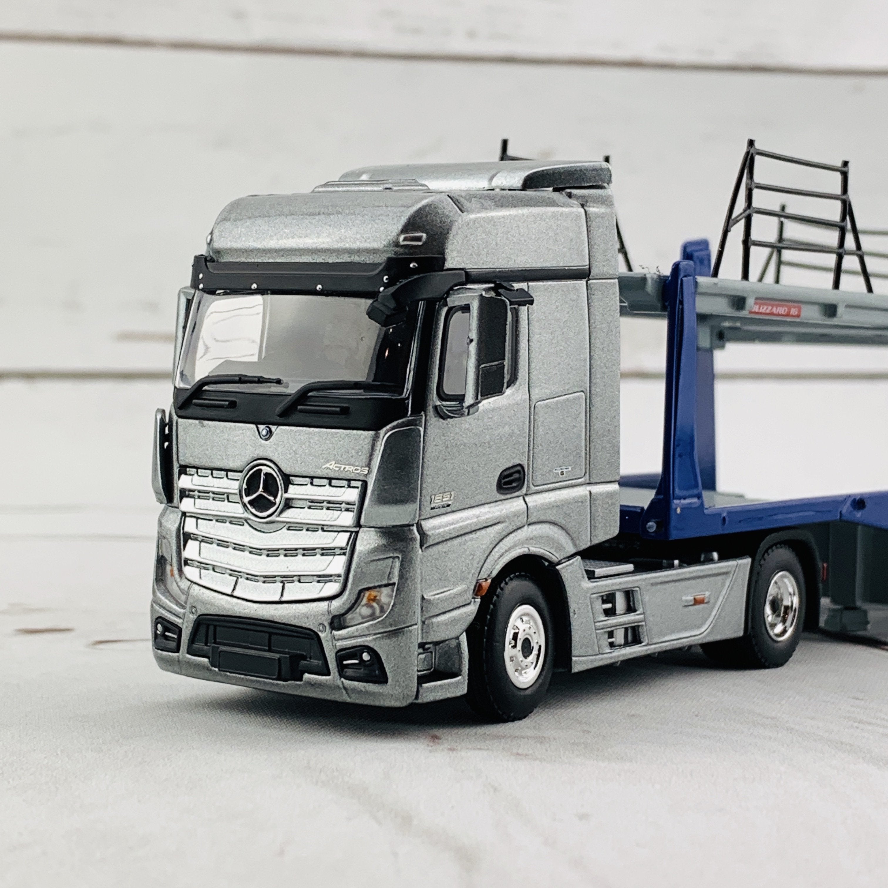 ミニカー MINI G Mercedes-Benz Actros 1:64 MINI GT 1/64 Mercedes-Benz Actros With Car Carrier Trailer LHD
