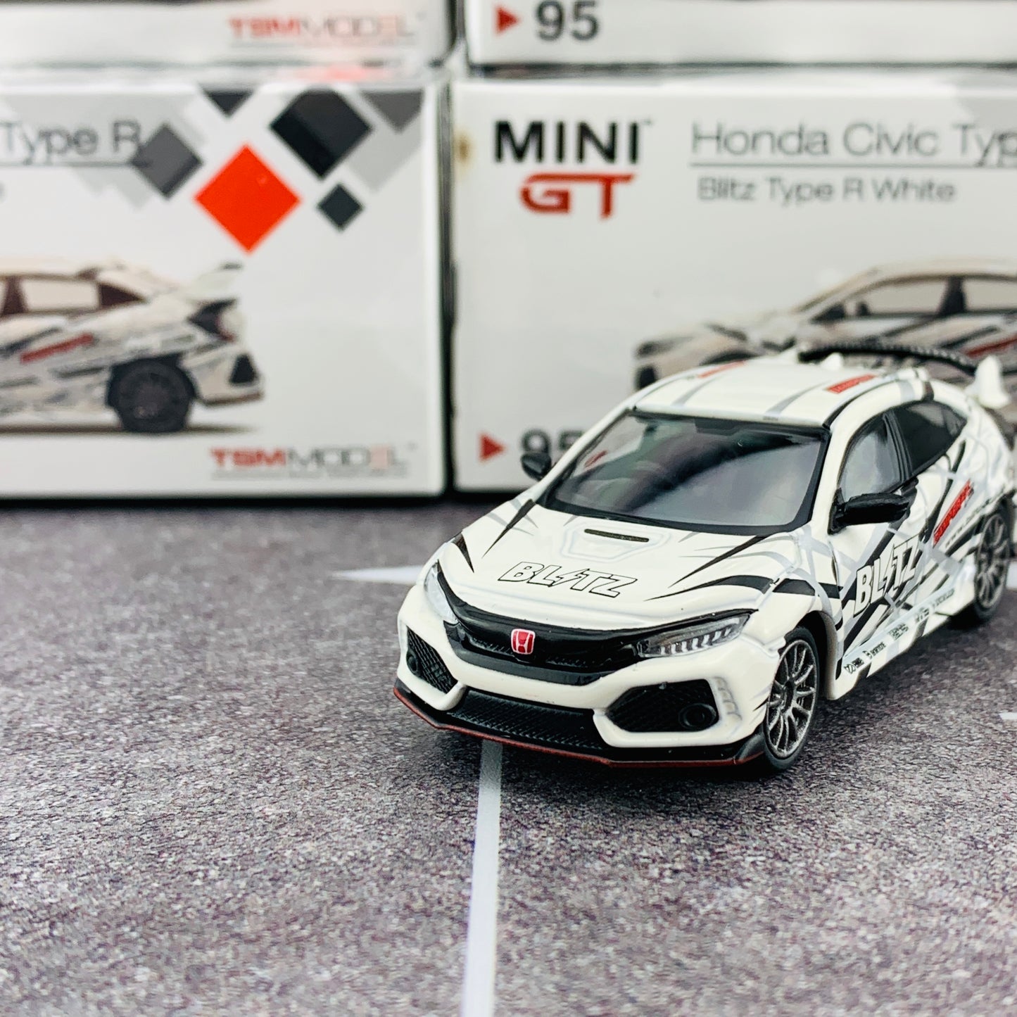 MINI GT 1/64 Honda Civic Type R (FK8) Blitz Type R White RHD MGT00095-R