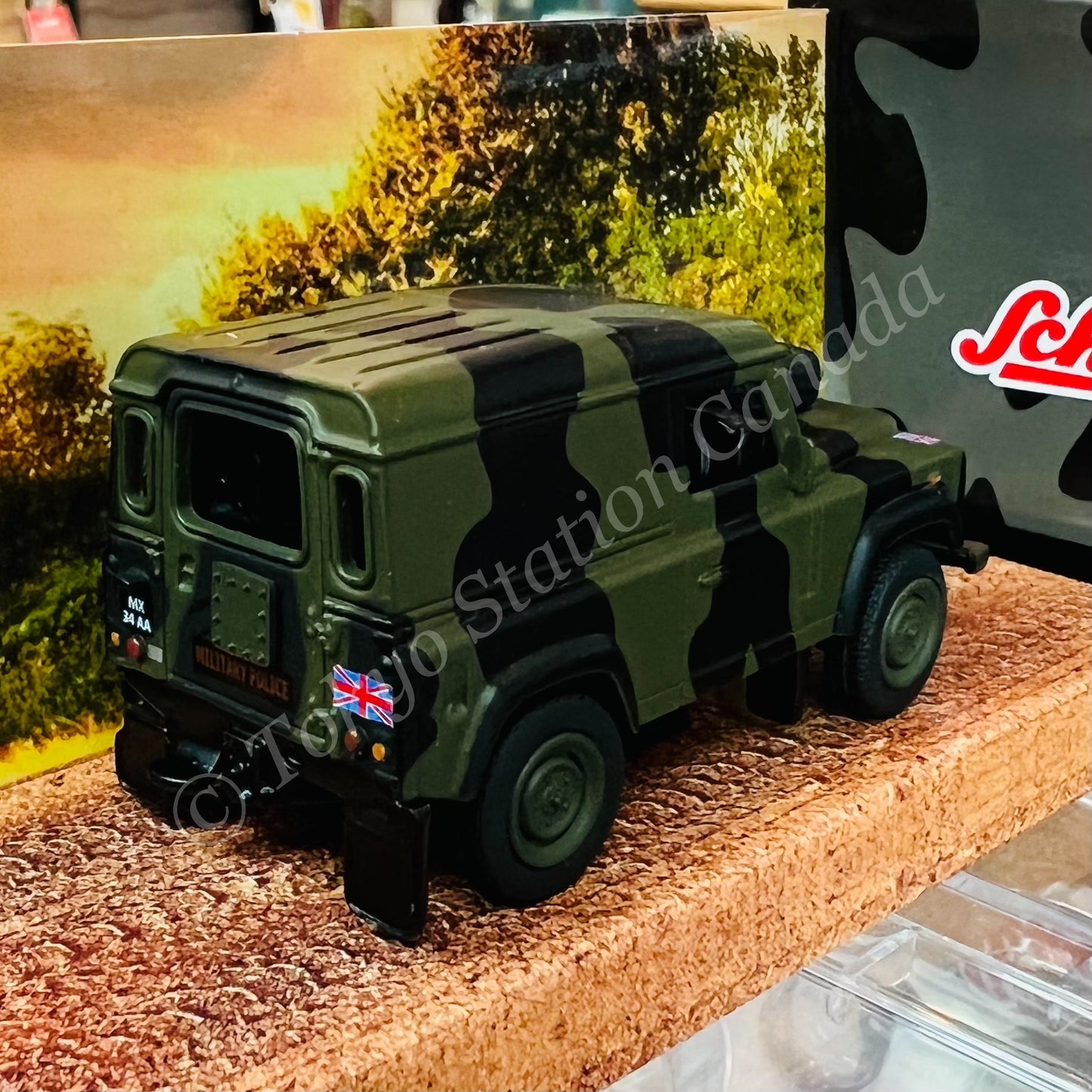 TARMAC WORKS x SCHUCO COLLAB64 1/64 Land Rover Defender Royal Military Police T64S-012-CAM