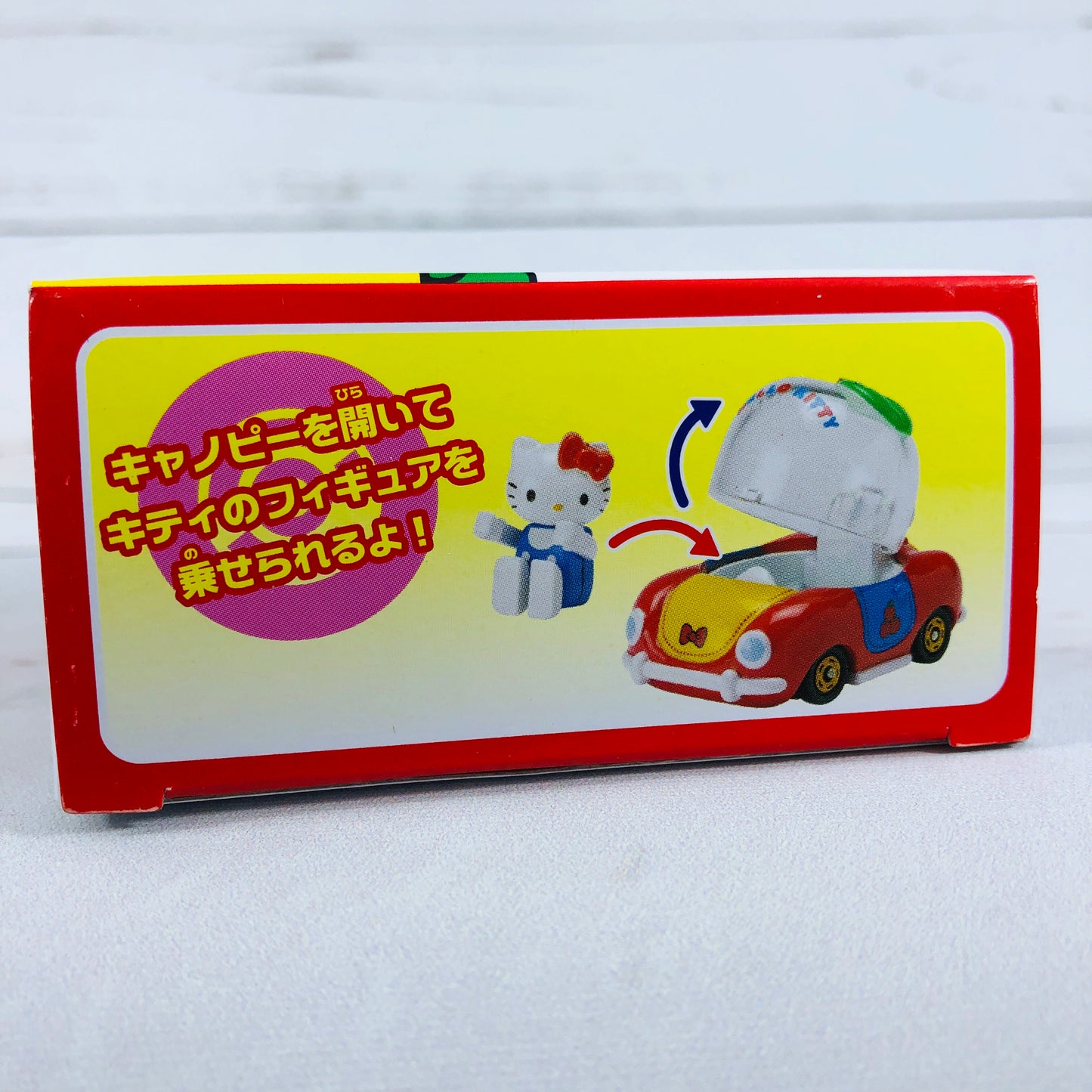 DREAM TOMICA Ride On R02 Hello Kitty x Apple Car