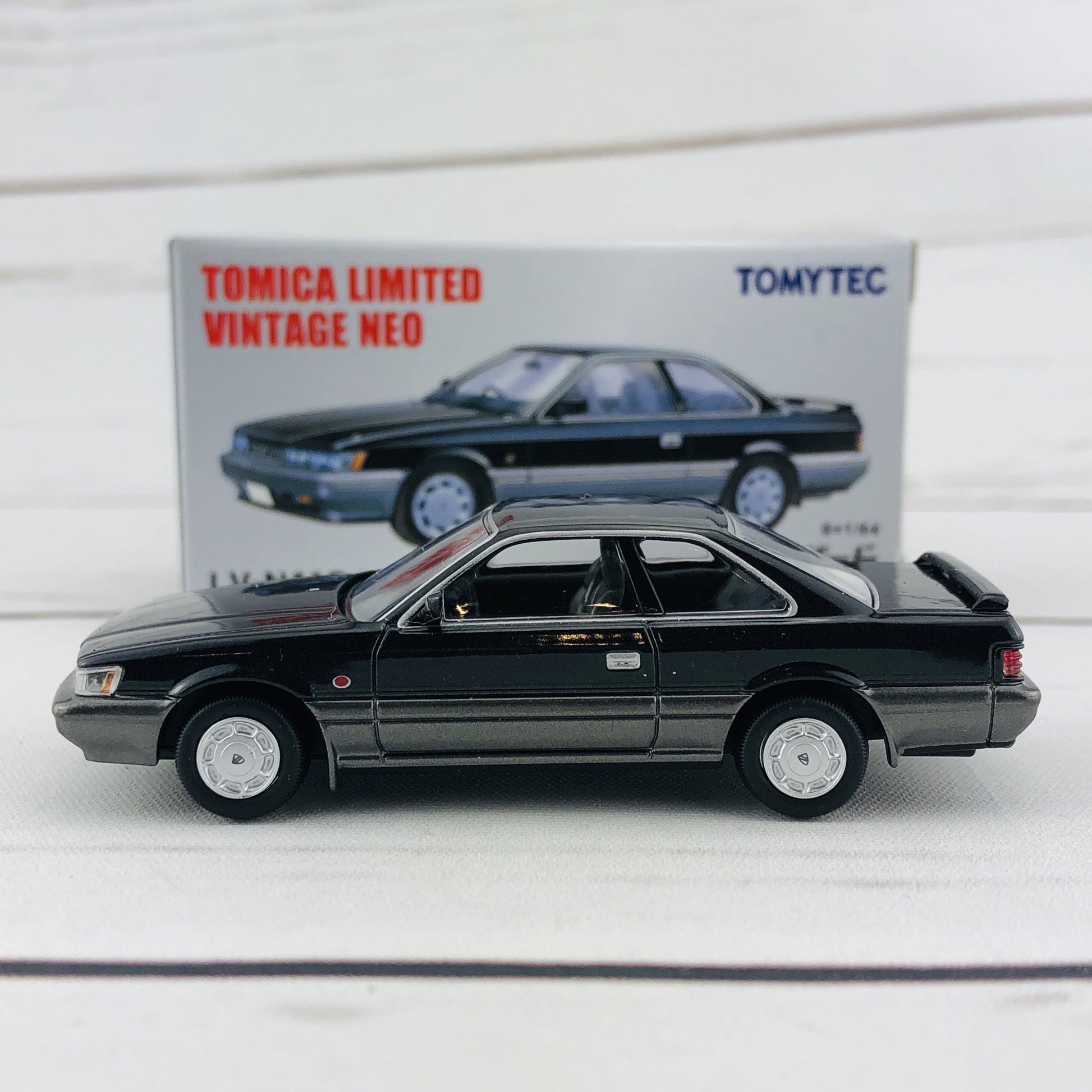 Tomica Limited Vintage 1/64 Nissan Leopard 2.0XS-II Black/Silver (1987) LV-N118d