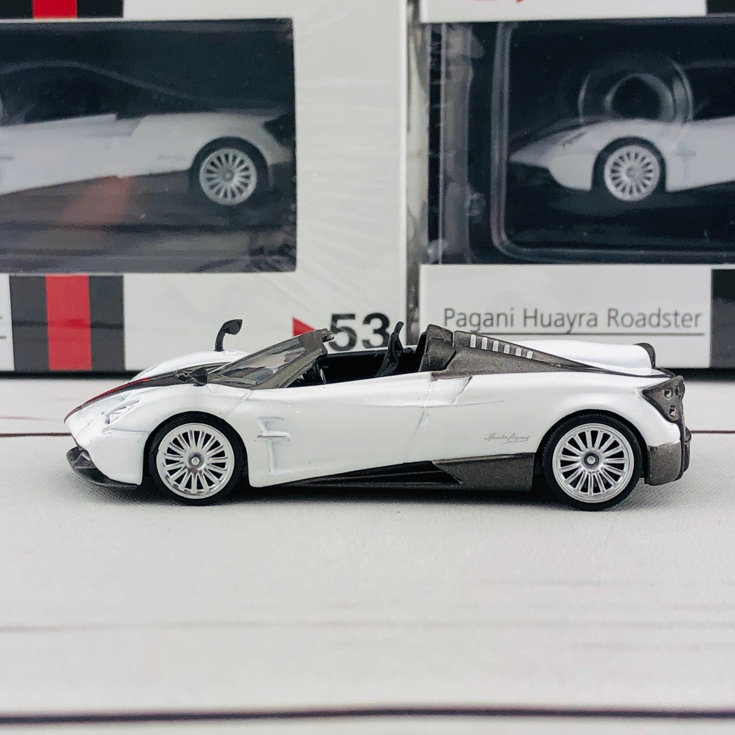 MINI GT Pagani Huayra Roadster RHD White/Black Stripe Hong Kong Exclusive MGT00053-R (Including 1 x Display Case)