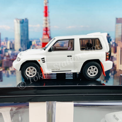 INNO64 1/64 MITSUBISHI PAJERO EVOLUTION White With Extra Wheels IN64-EVOP-PH