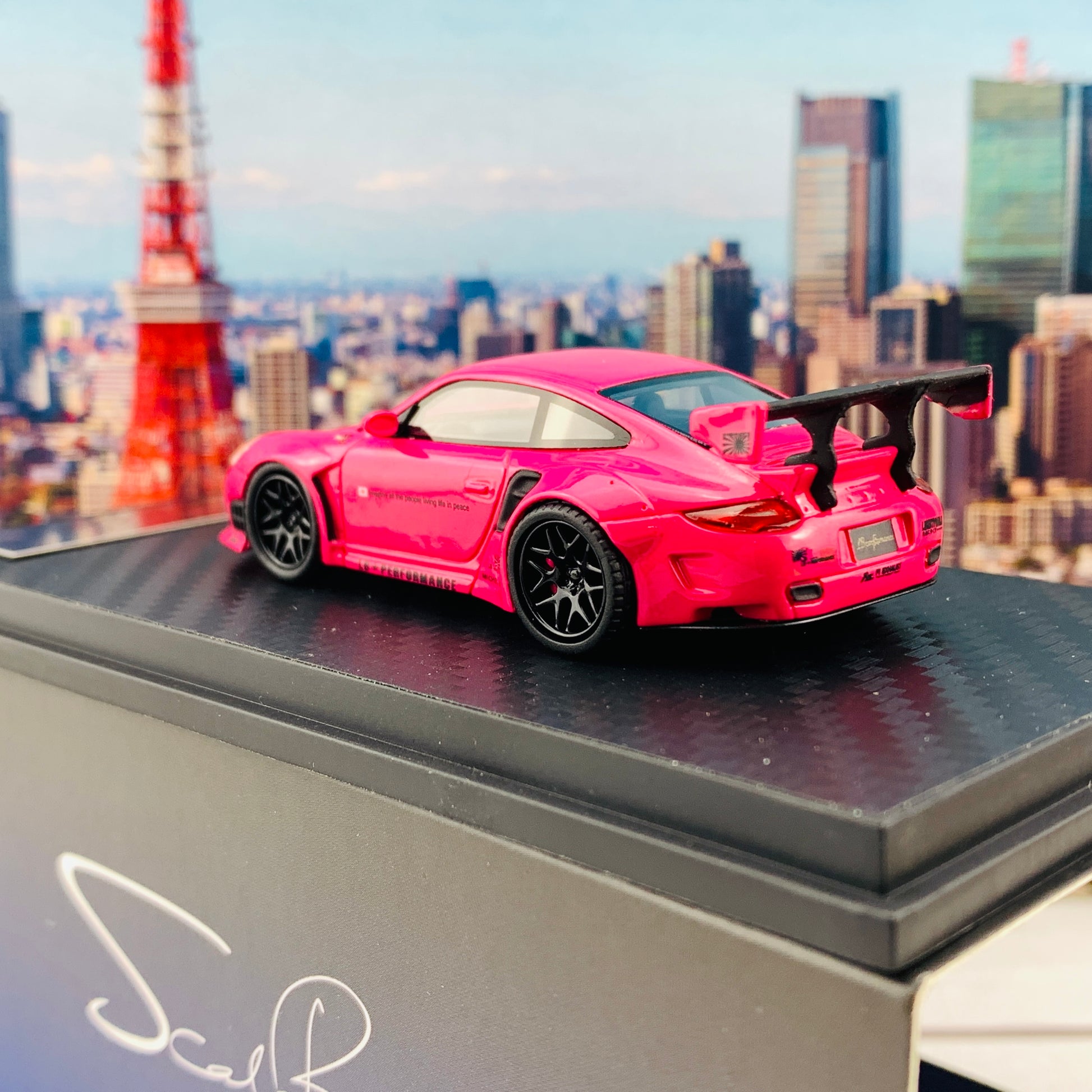 Scale Box 1/64 LB Porsche 997 Pink SB640002G