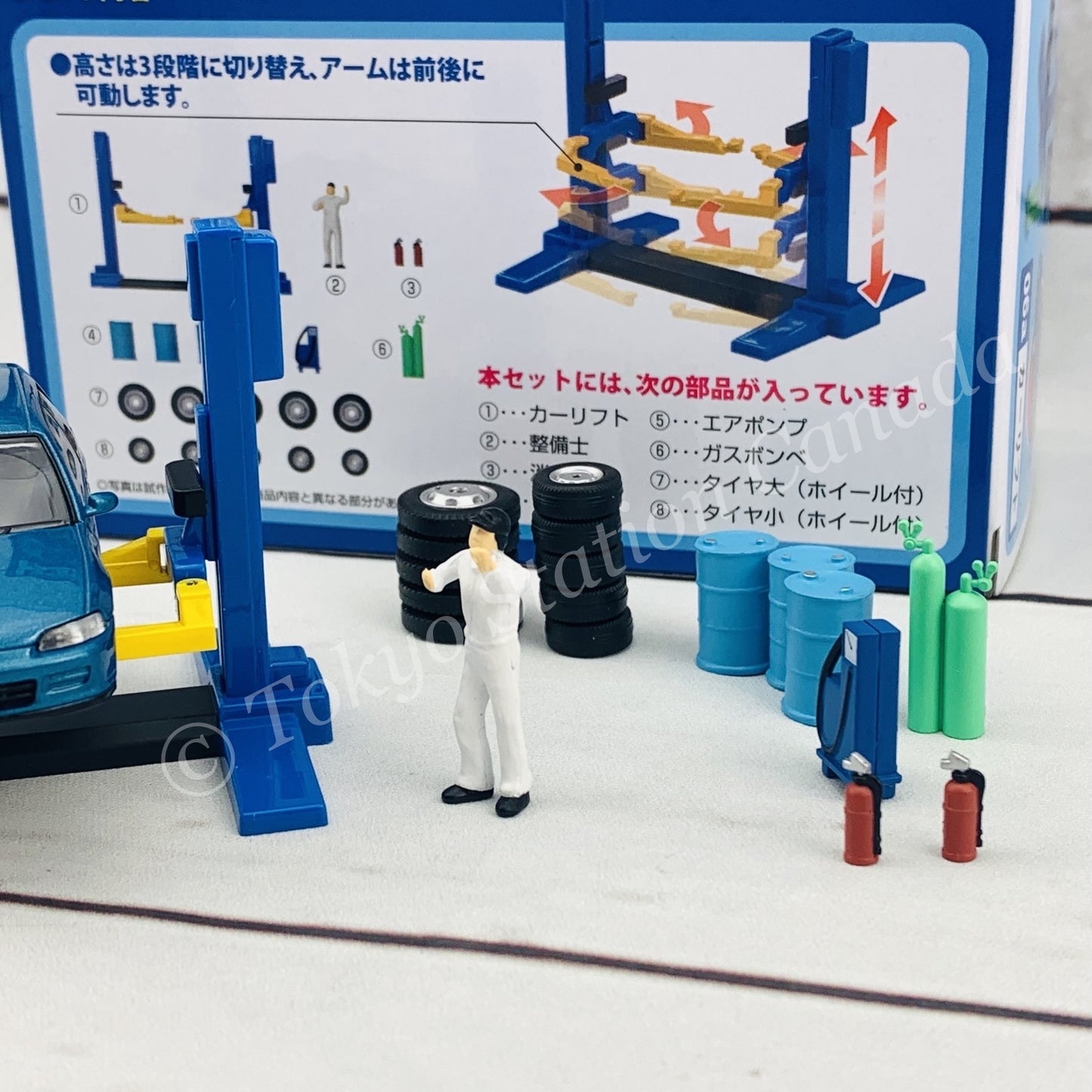 Tomytec Tomicarama Vintage 06a Car Lift including a TLV-NEO Honda Civic SiR-II