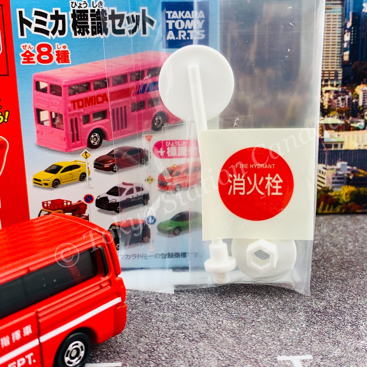 TAKARA TOMY A.R.T.S TOMICA Sign Set #7 - Nissan NV350 Caravan Fire Command Car with a road sign stand