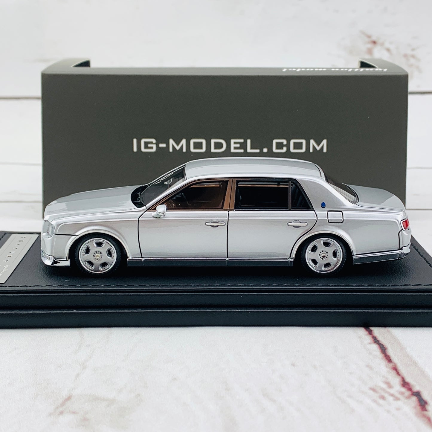Ignition Model 1/43 Toyota Century UWG60 Silver IG1730