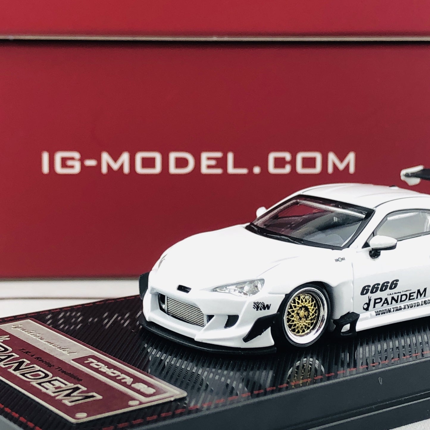 Ignition Model 1/64 Pandem Toyota 86 V3 White 1402